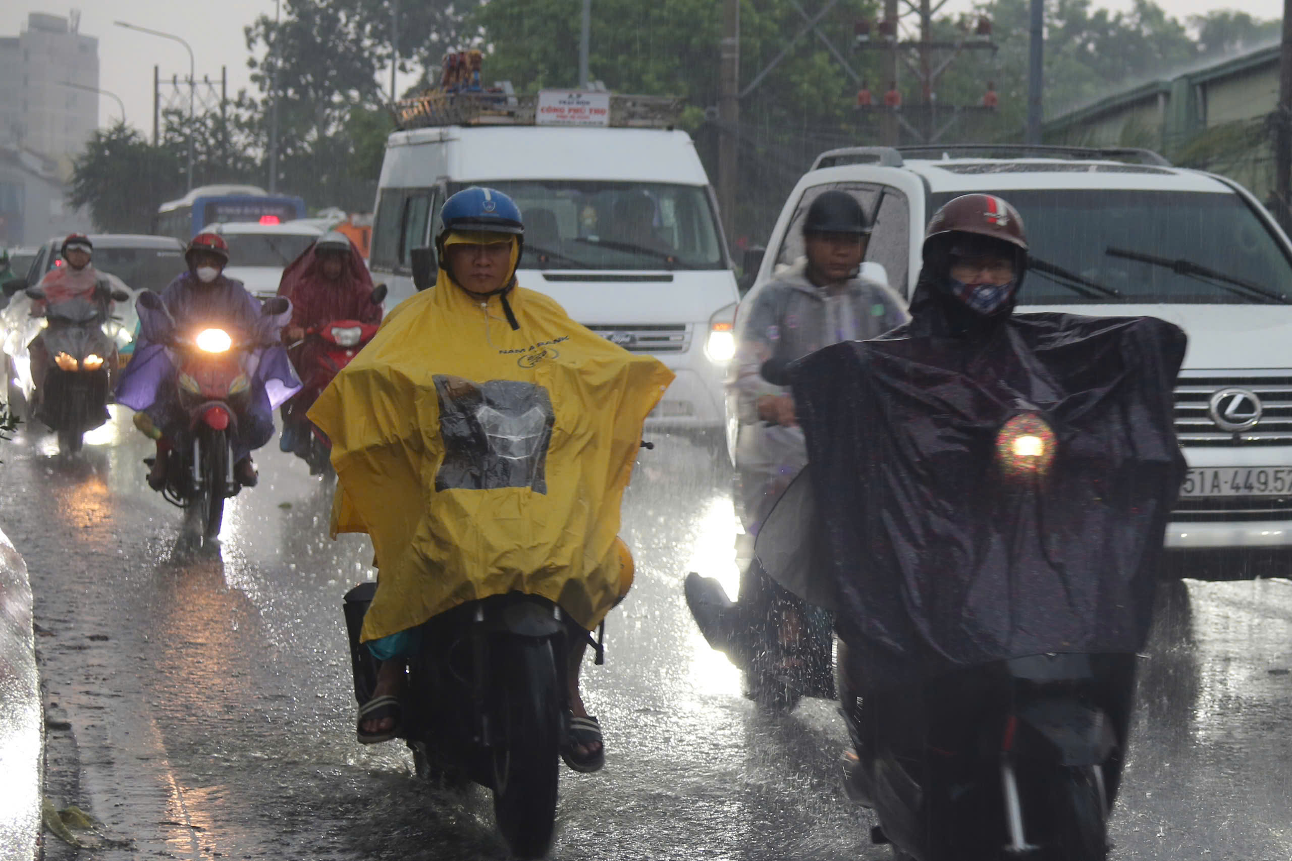 Chiều nay, mưa trái mùa trút xuống TPHCM, nguyên nhân do đâu? - Ảnh 1.