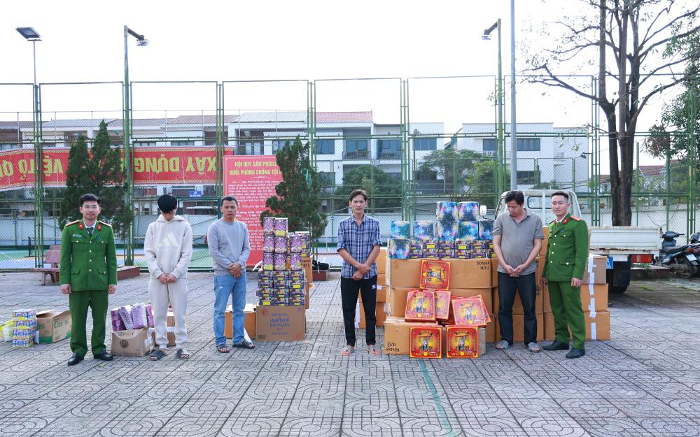 Bắt &ldquo;tổng đại l&yacute;&rdquo; cấp tiền chất sản xuất ph&aacute;o nổ cho nhiều tỉnh, th&agrave;nh - Ảnh 2.