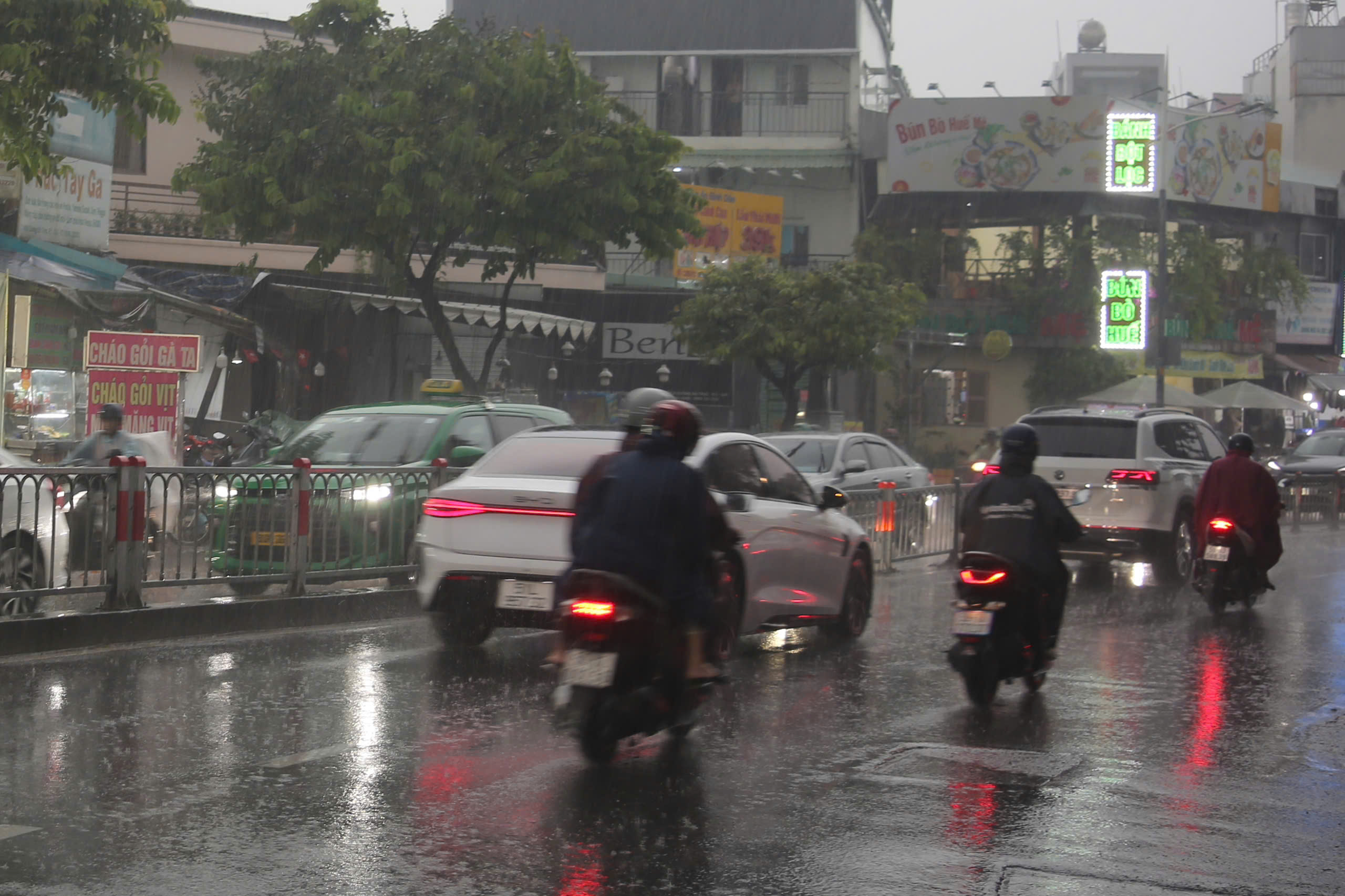 Chiều nay, mưa trái mùa trút xuống TPHCM, nguyên nhân do đâu? - Ảnh 4.