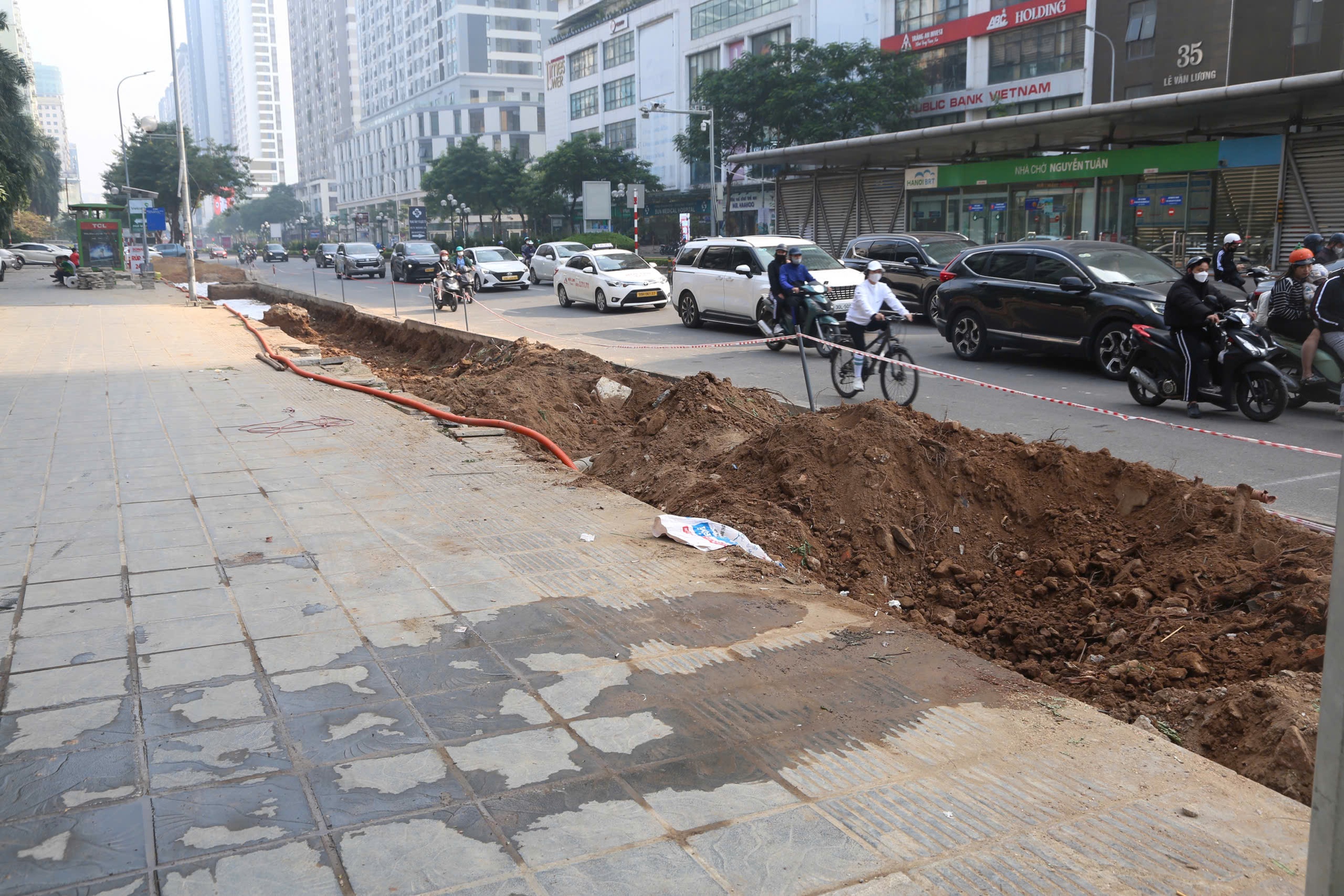 Di dời c&acirc;y xanh v&agrave; cải tạo hạ tầng giảm &ugrave;n tắc giao th&ocirc;ng tại H&agrave; Nội - Ảnh 8.