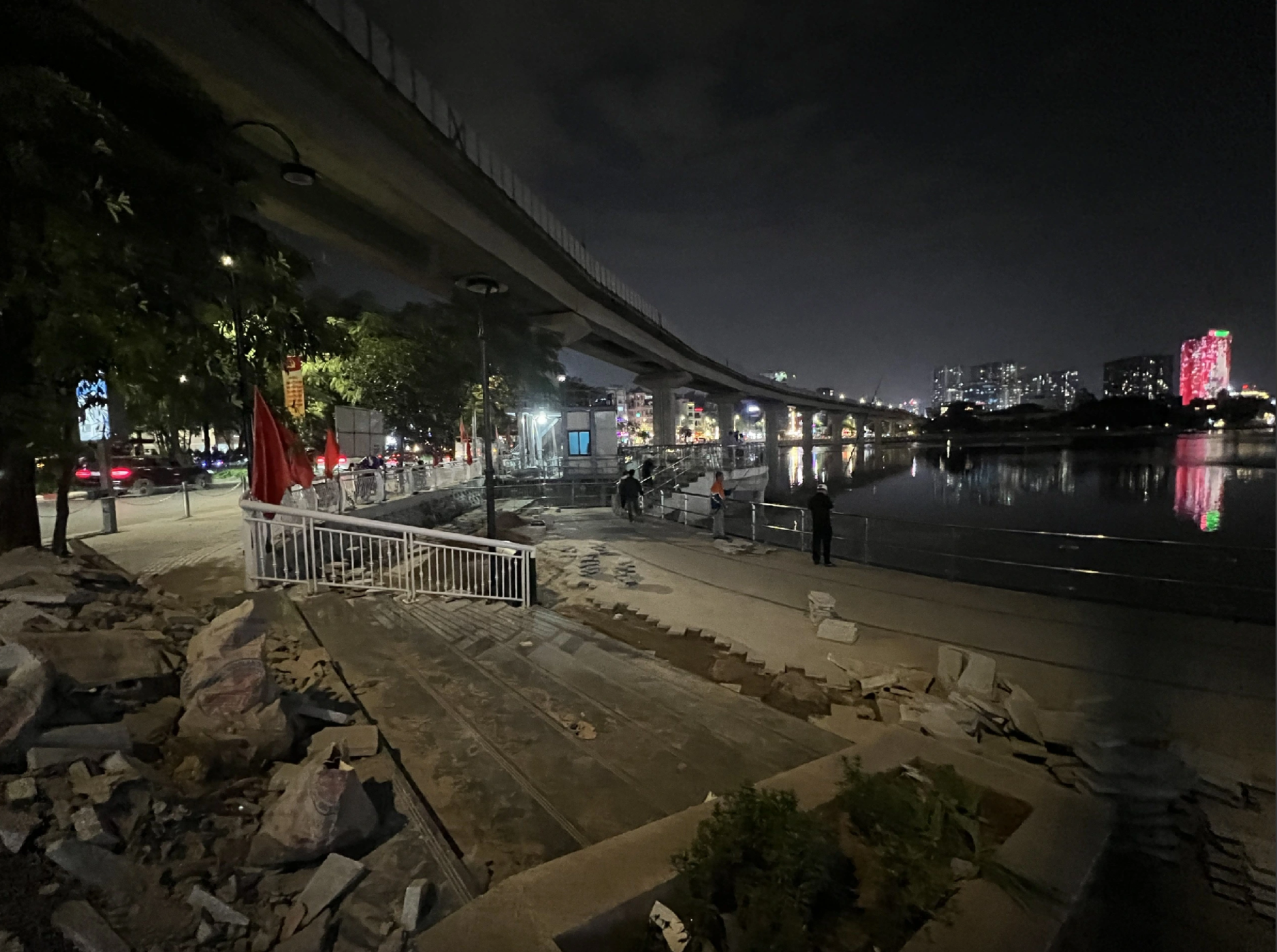 Tại sao đường đi bộ ven hồ Đống Đa lại bị đục nham nhở sau cải tạo? - Ảnh 1.