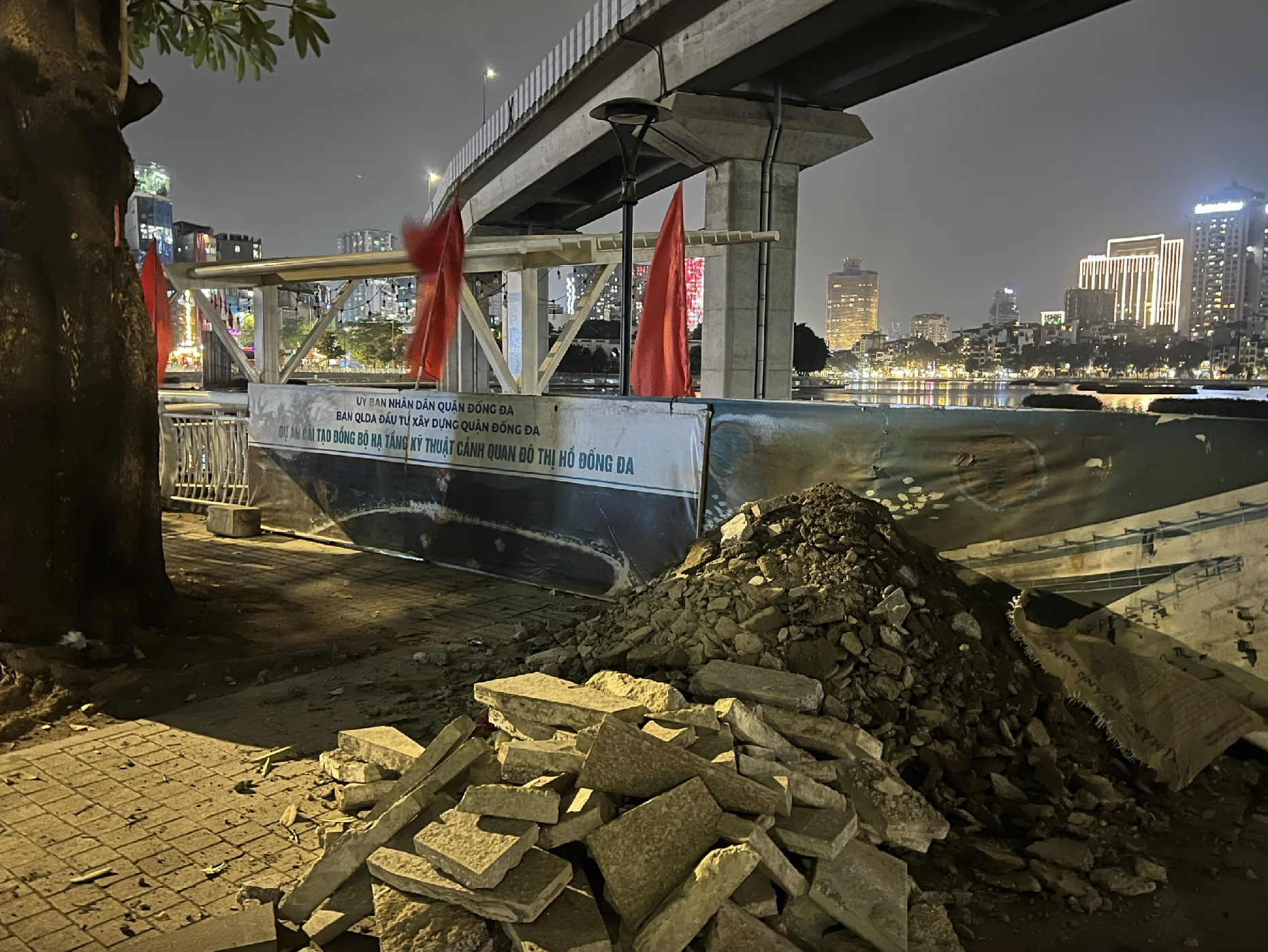 Tại sao đường đi bộ ven hồ Đống Đa lại bị đục nham nhở sau cải tạo? - Ảnh 2.