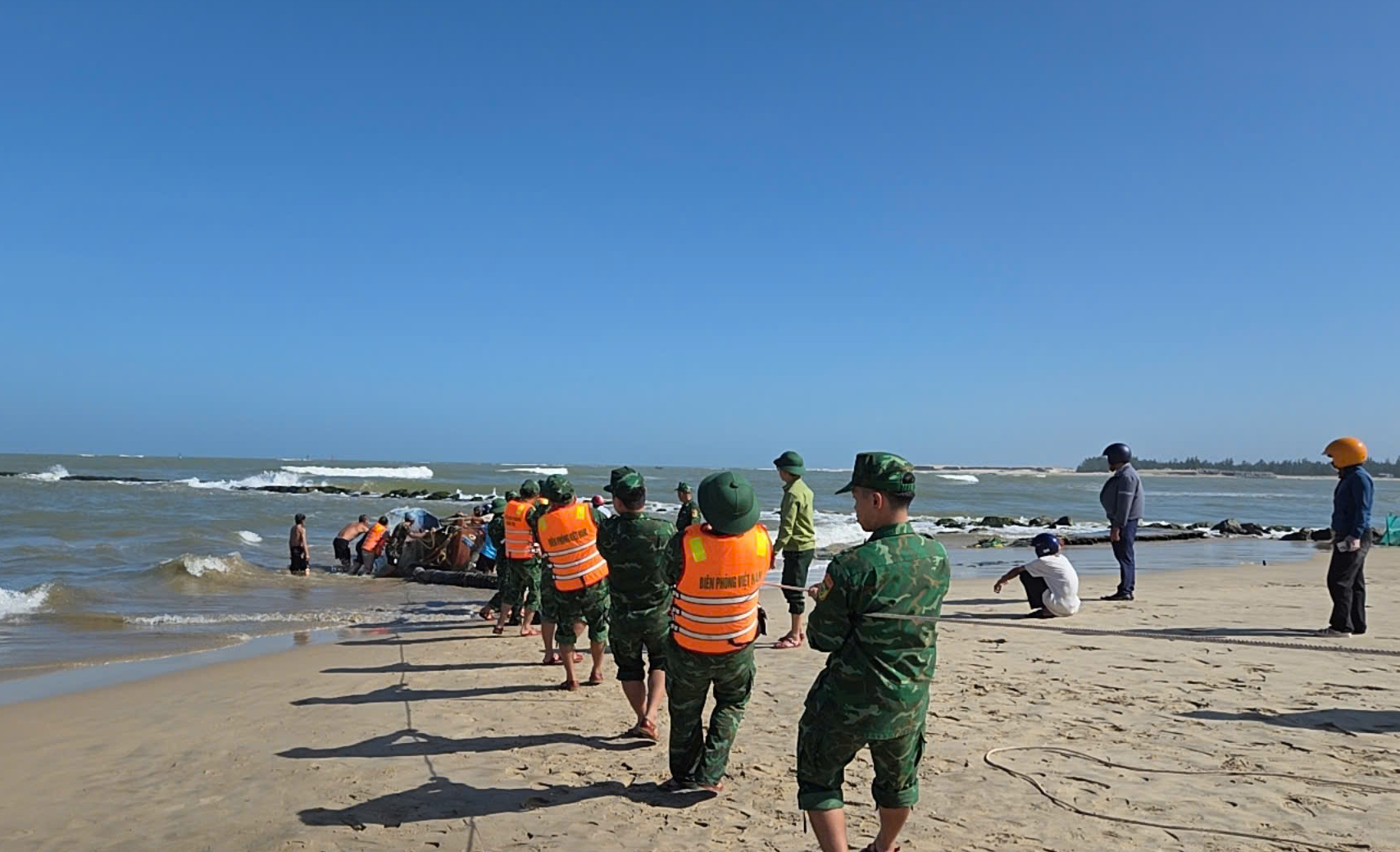 Tàu chở hàng và ghe đánh cá gặp sự cố nghiêm trọng ở Cửa Việt - Ảnh 2.