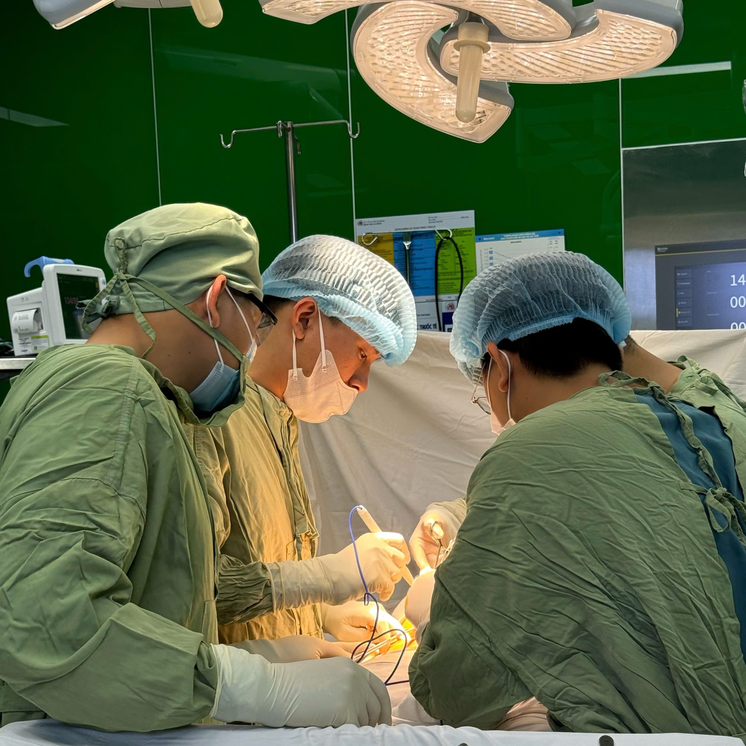 Bác sĩ can thiệp để “trứng” về đúng chỗ cho một chàng trai - Ảnh 1.