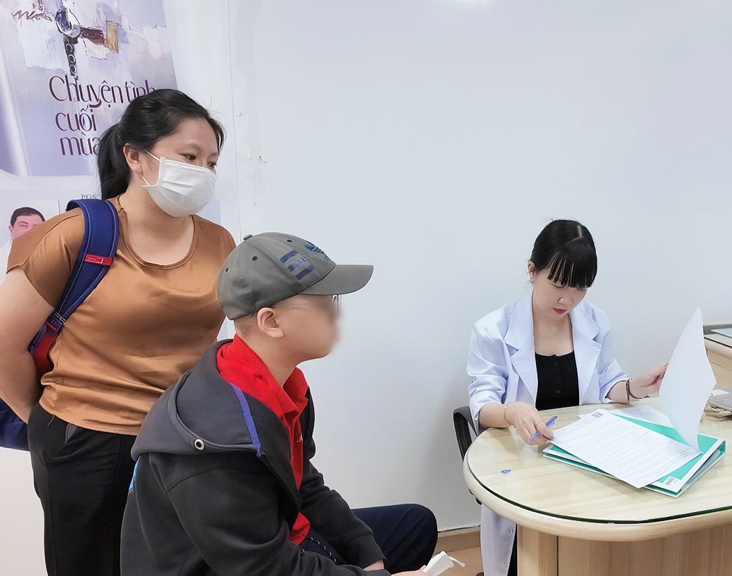 Cậu bé người nước ngoài khỏi ung thư máu hiếm gặp - Ảnh 1.