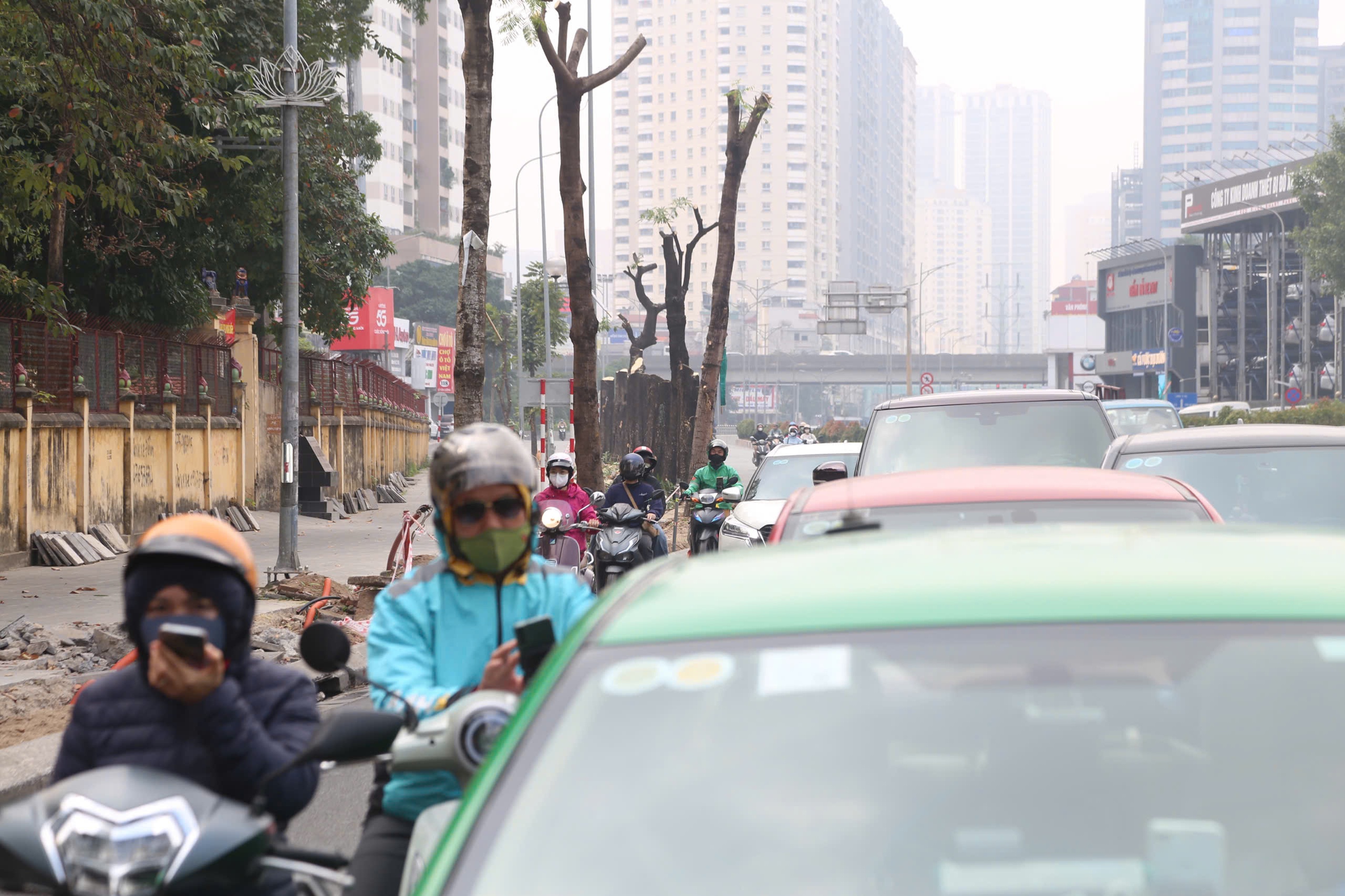 H&agrave; Nội di dời c&acirc;y xanh, x&eacute;n vỉa h&egrave; để giảm &ugrave;n tắc - Ảnh 3.