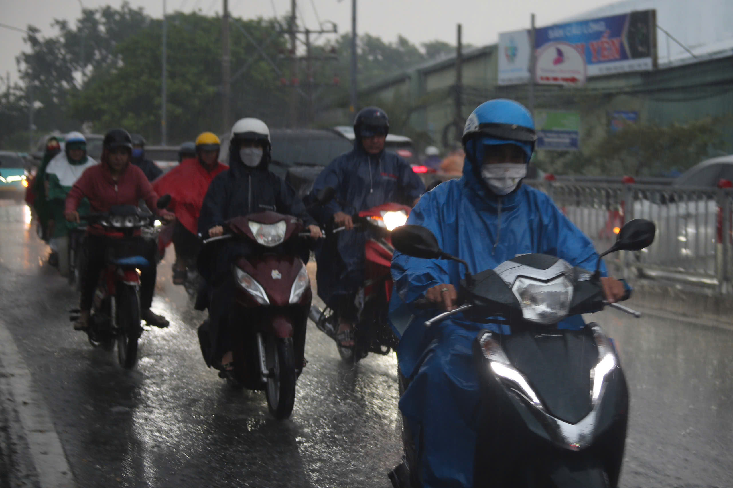 Dự báo thời tiết TPHCM và Nam Bộ đêm Noel có mưa trái mùa - Ảnh 1.
