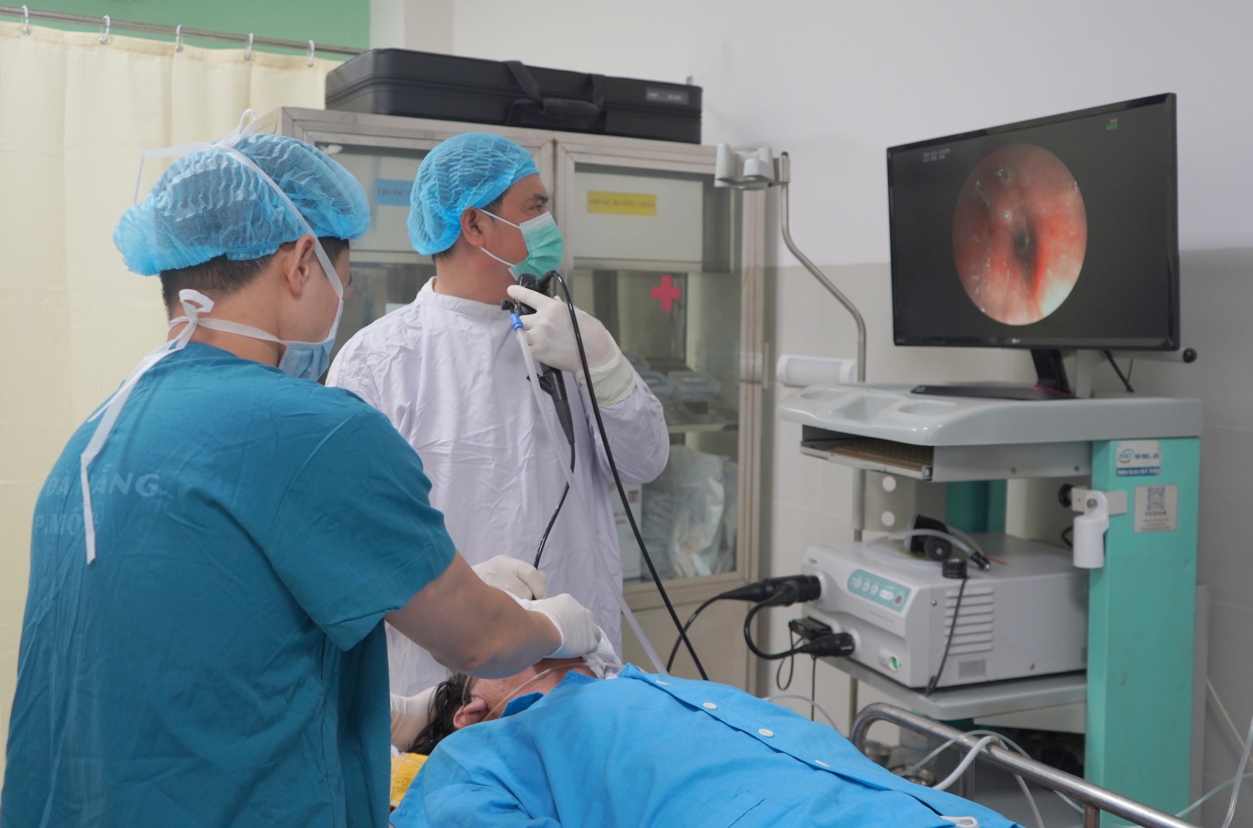 Người đàn ông mang hai răng giả trong phổi suốt 20 năm - Ảnh 1.