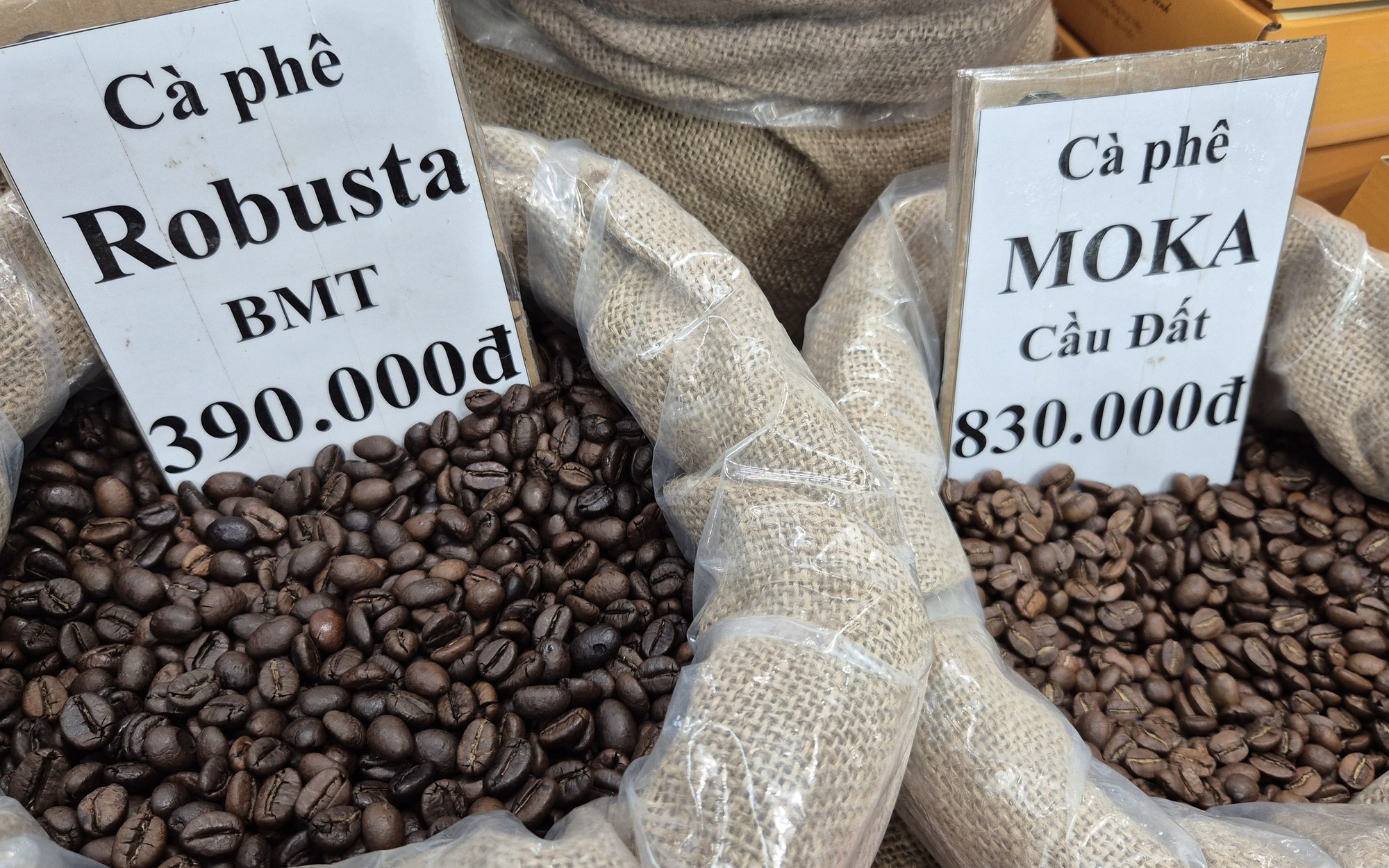 Gi&aacute; c&agrave; ph&ecirc; h&ocirc;m nay 25-12: Tăng phi&ecirc;n thứ 3, Việt Nam "một m&igrave;nh một chợ" - Ảnh 1.