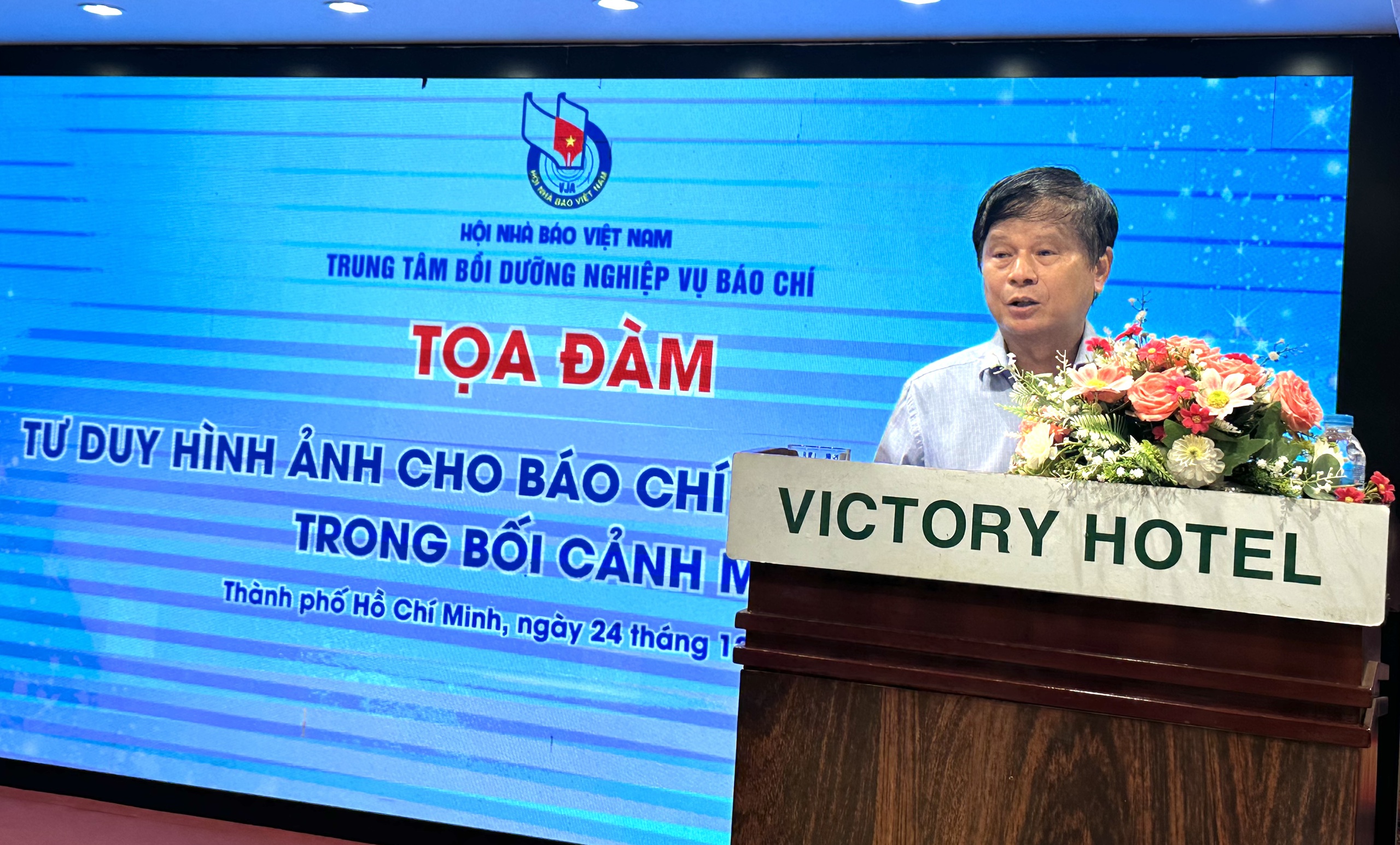 Tọa đàm "Tư duy hình ảnh cho báo chí đa phương tiện trong bối cảnh mới" có hơn 40 nhà báo dự - Ảnh 1.