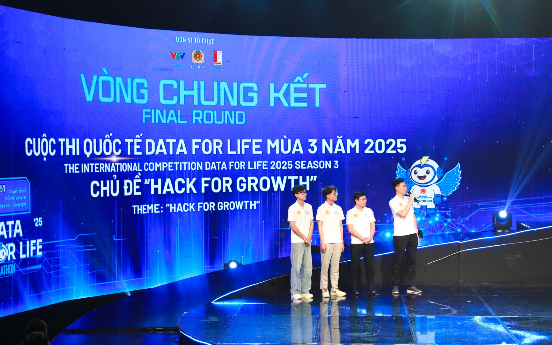 Data For Life 2025 - Hack for Growth: LandBase đoạt giải với giải pháp AI dữ liệu bất động sản - Ảnh 1.