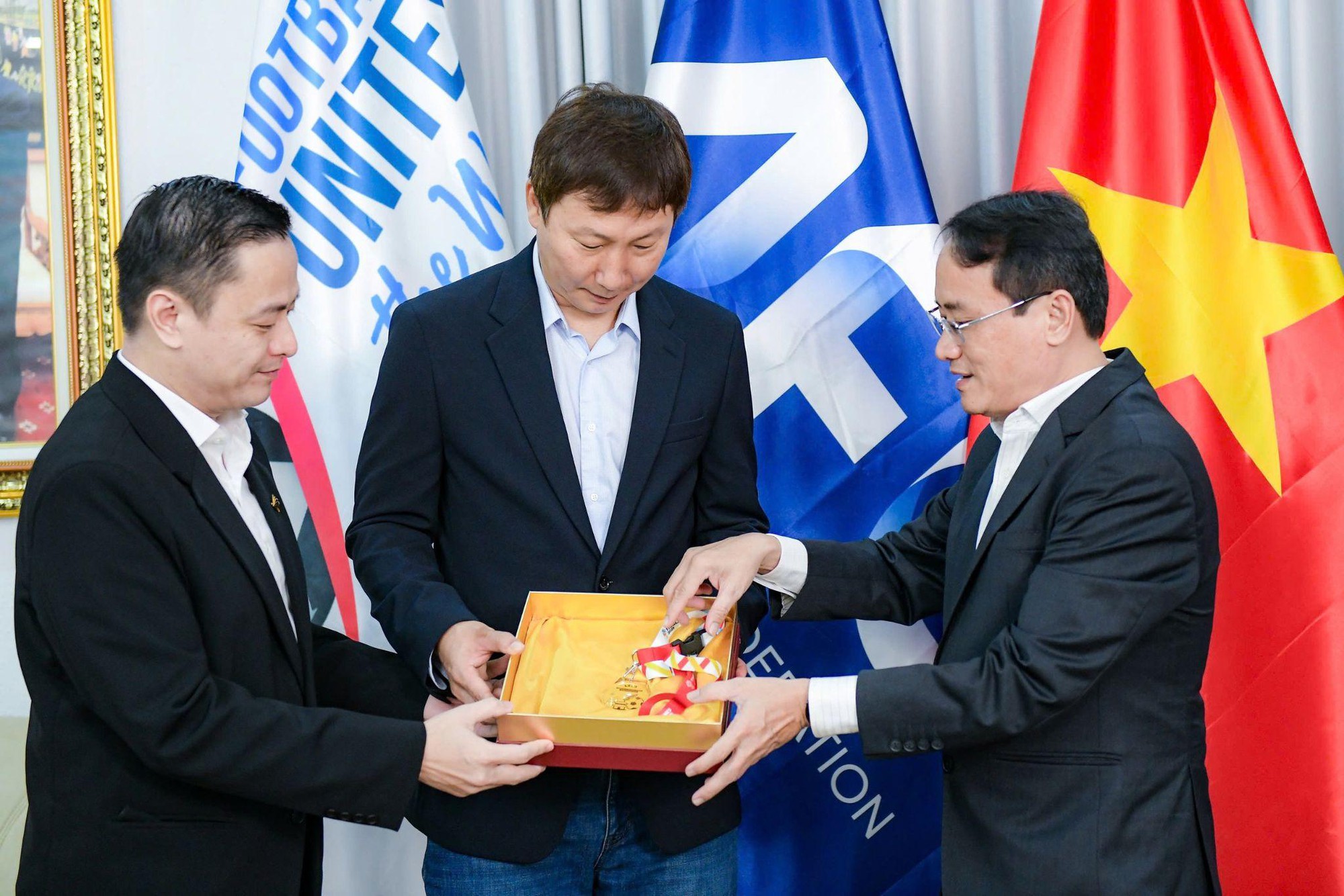 photo 1766565131215 17665651321581472973441