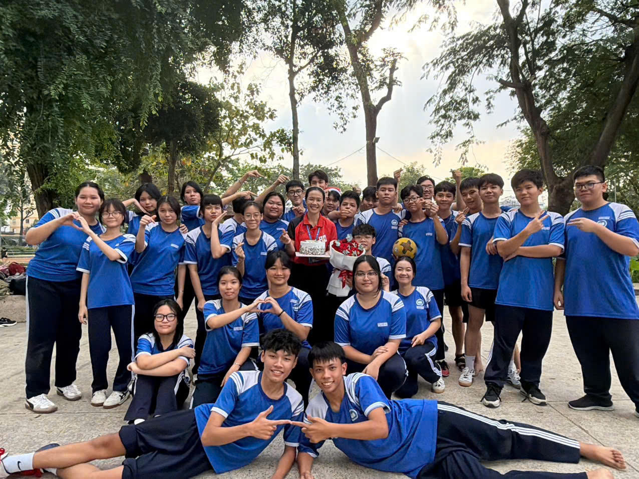 VIDEO: Khoảnh khắc "cô giáo SEA Games" mắc "bẫy" học trò - Ảnh 1.