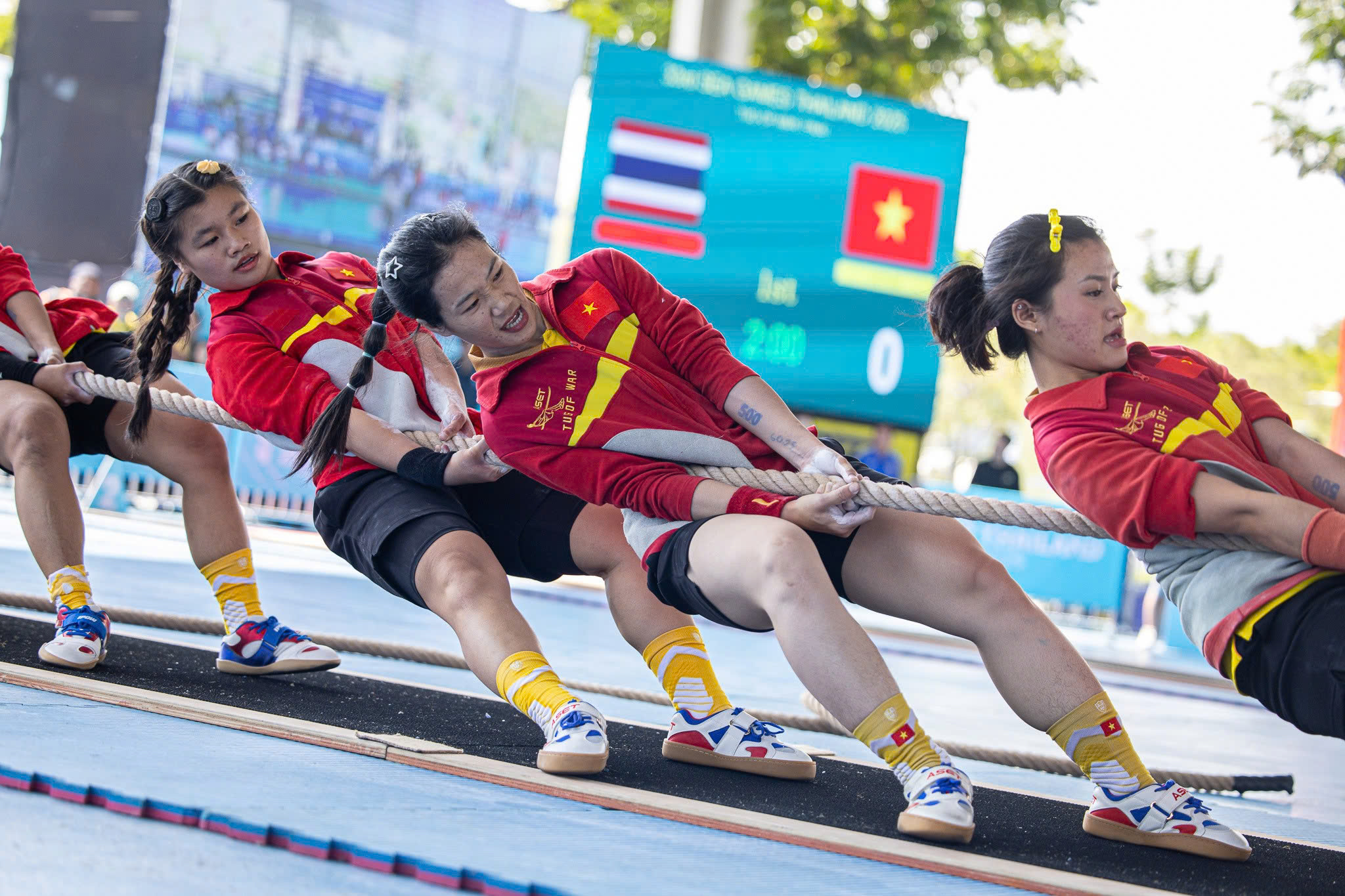 VIDEO: Khoảnh khắc "cô giáo SEA Games" mắc "bẫy" học trò - Ảnh 3.