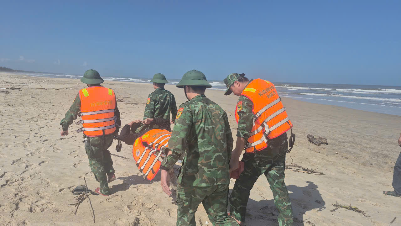 Tàu chở hàng và ghe đánh cá gặp sự cố nghiêm trọng ở Cửa Việt - Ảnh 1.