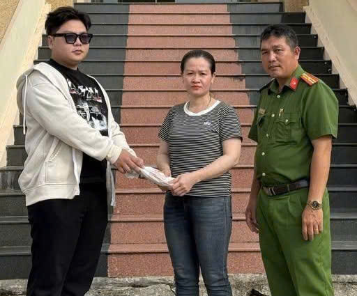 Nhặt t&uacute;i nilon c&oacute; nhiều v&agrave;ng v&agrave; tiền, thanh ni&ecirc;n tức tốc chạy đến c&ocirc;ng an - Ảnh 1.