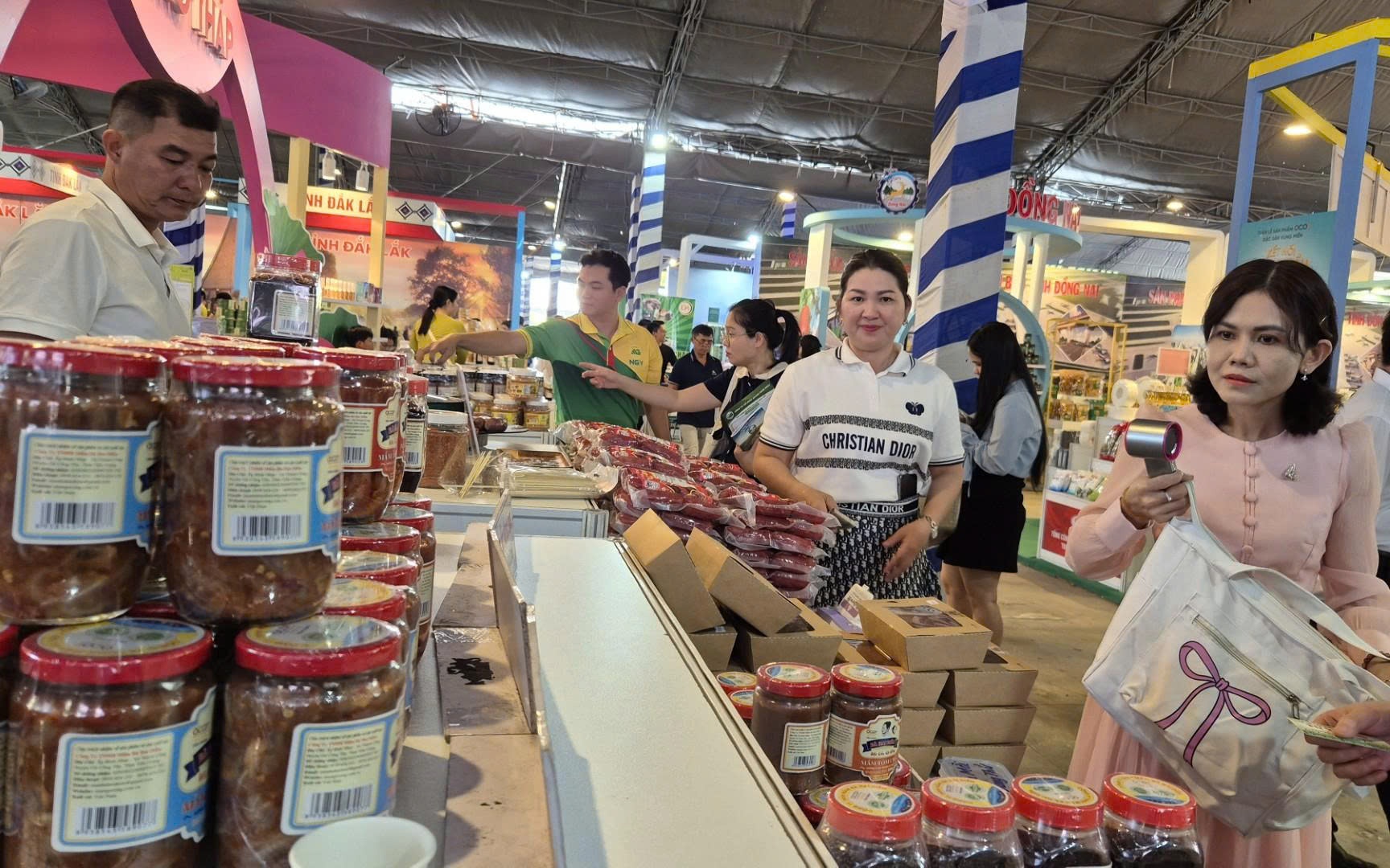 Cục trưởng kiểm tra h&agrave;ng Tết tại Chợ H&agrave; Đ&ocirc;ng: Đảm bảo nguồn cung v&agrave; gi&aacute; cả ổn định - Ảnh 2.