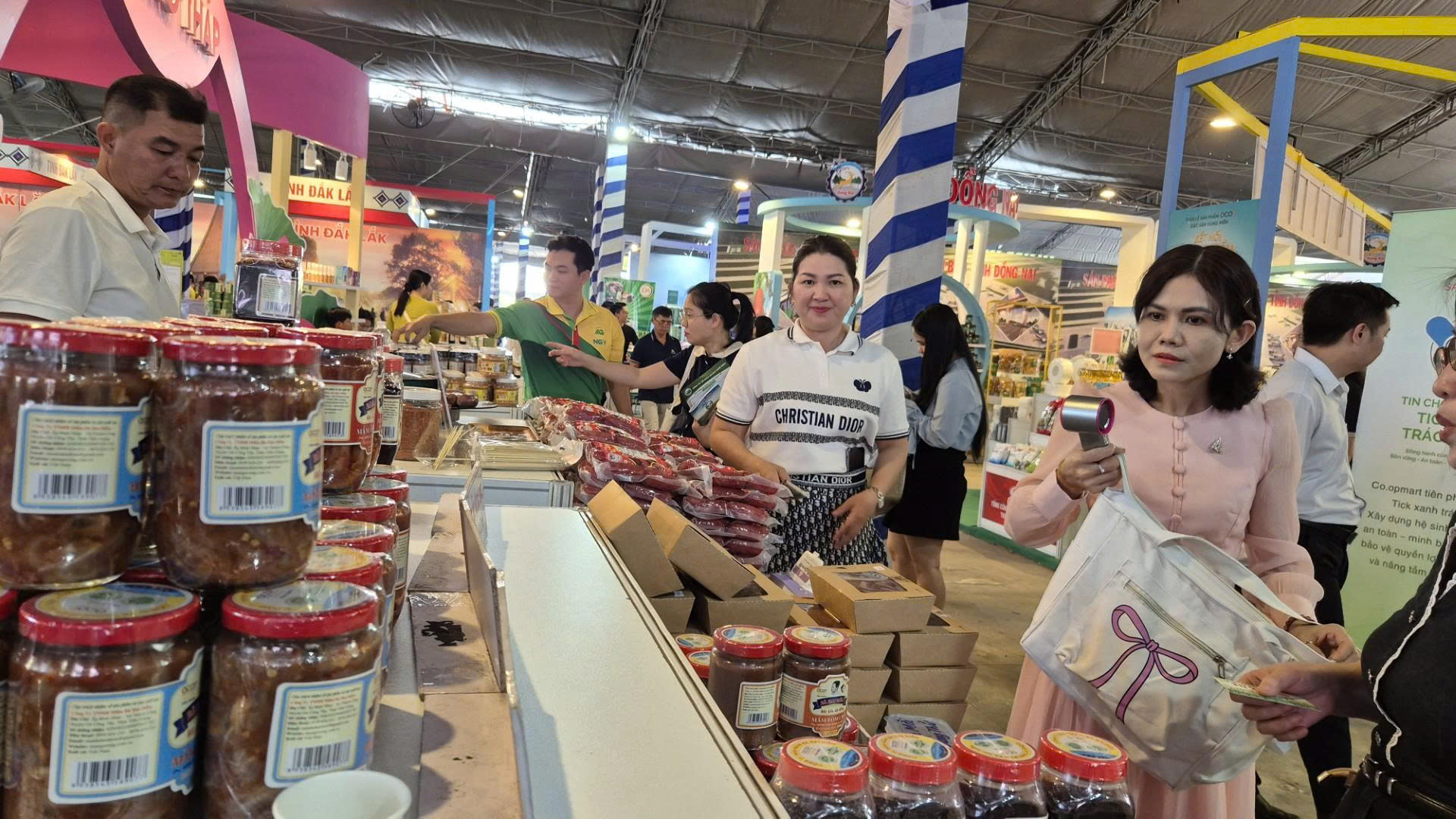 Mua sắm Tết 2026: Hàng hóa phong phú , giá cả hợp lý - Ảnh 4. Mua sắm Tết 2026: Hàng hóa phong phú , giá cả hợp lý - Ảnh 4.