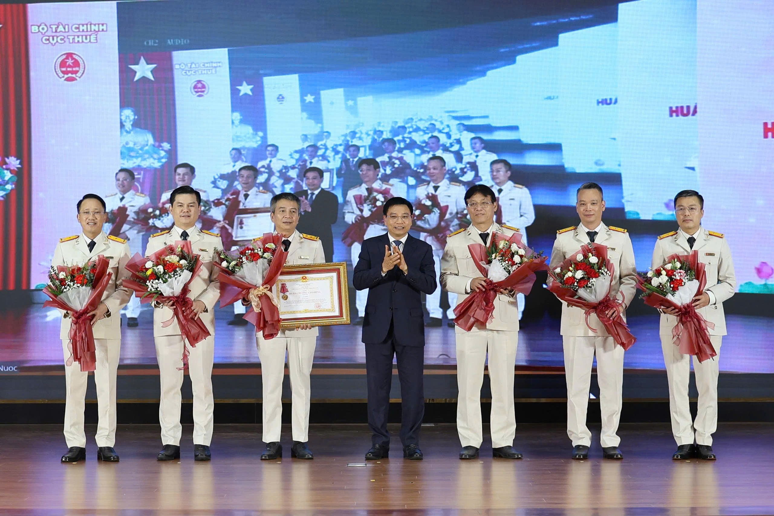 Hơn 18,3 ngàn hộ kinh doanh bỏ thuế khoán, tự nguyện chuyển sang phương pháp kê khai - Ảnh 2.