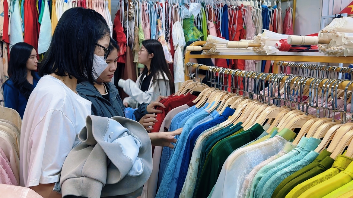 Thu nhập khủng từ cho thu&ecirc; &aacute;o d&agrave;i chụp ảnh Tết tại TP HCM - Ảnh 6.