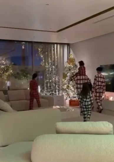 Chùm ảnh các ngôi sao bóng đá đón Giáng sinh 2025 - Ảnh 1.