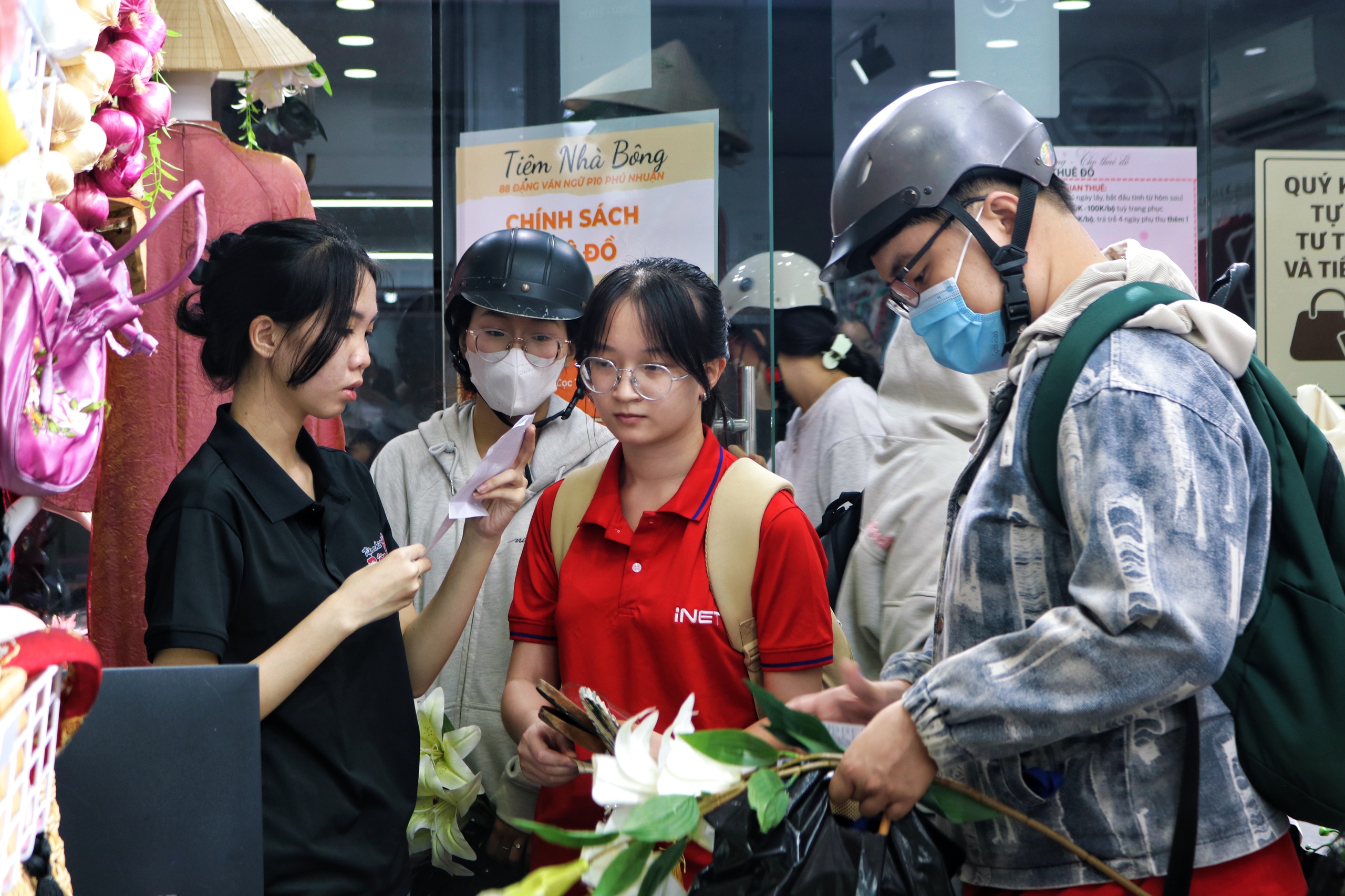 Thu nhập khủng từ cho thu&ecirc; &aacute;o d&agrave;i chụp ảnh Tết tại TP HCM - Ảnh 10.