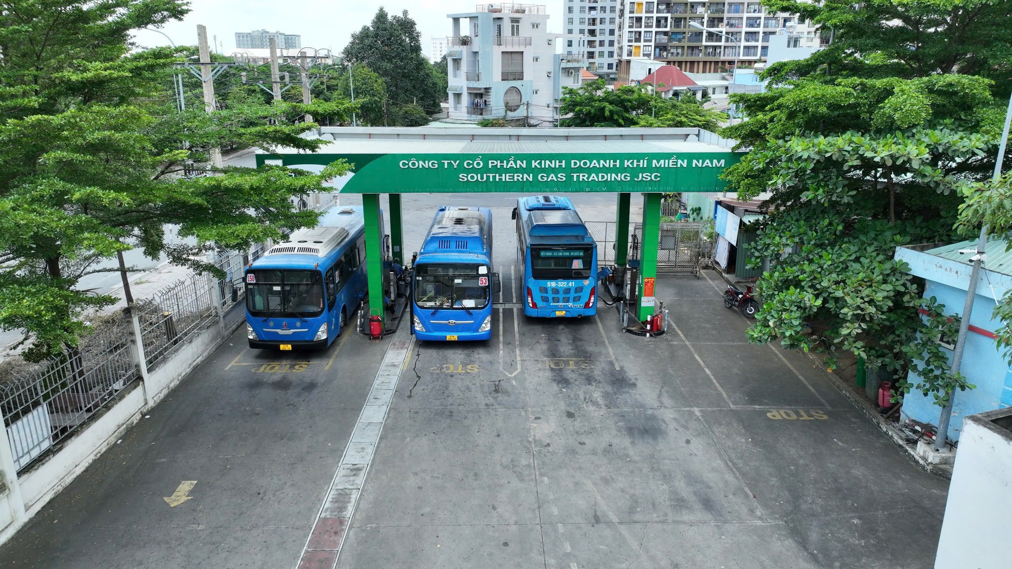Trung tâm Quản lý giao thông công cộng TPHCM nói rõ chuyện thiếu khí cho xe buýt - Ảnh 1.