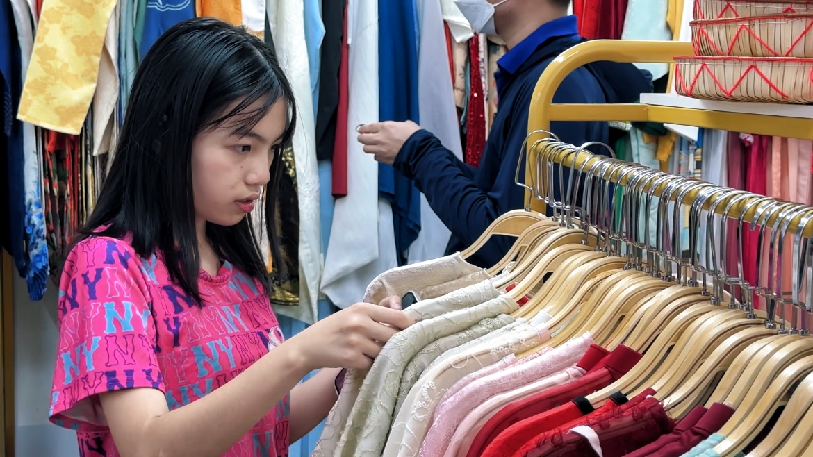 Thu nhập khủng từ cho thu&ecirc; &aacute;o d&agrave;i chụp ảnh Tết tại TP HCM - Ảnh 5.