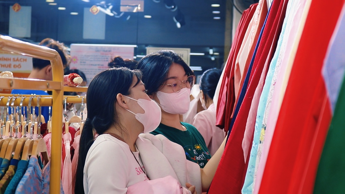 Thu nhập khủng từ cho thu&ecirc; &aacute;o d&agrave;i chụp ảnh Tết tại TP HCM - Ảnh 4.