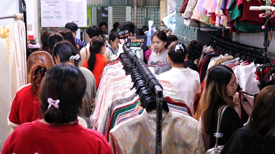 Thu nhập khủng từ cho thu&ecirc; &aacute;o d&agrave;i chụp ảnh Tết tại TP HCM - Ảnh 3.