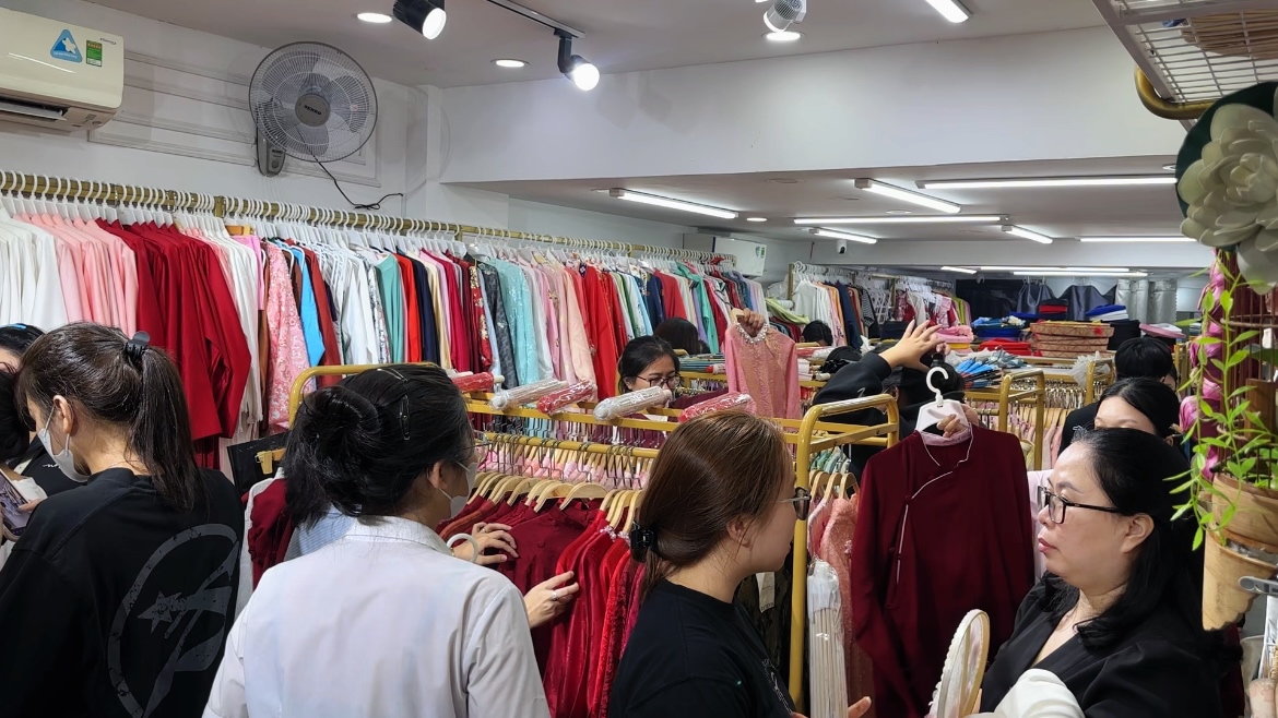 Thu nhập khủng từ cho thu&ecirc; &aacute;o d&agrave;i chụp ảnh Tết tại TP HCM - Ảnh 1.