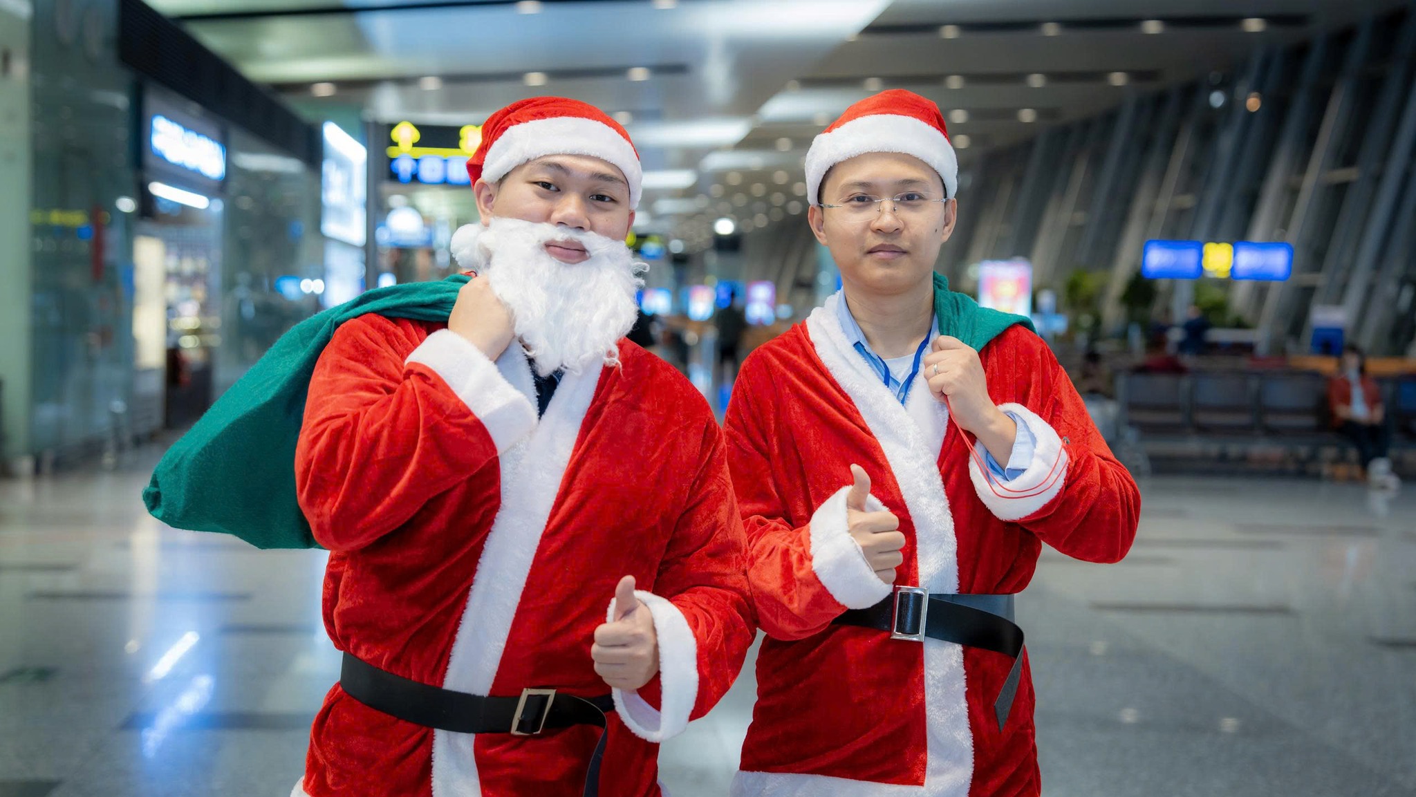 Những kiện h&agrave;ng đặc biệt xuất hiện tr&ecirc;n băng chuyền h&agrave;nh l&yacute; ở Nội B&agrave;i v&agrave;o Gi&aacute;ng sinh - Ảnh 4.