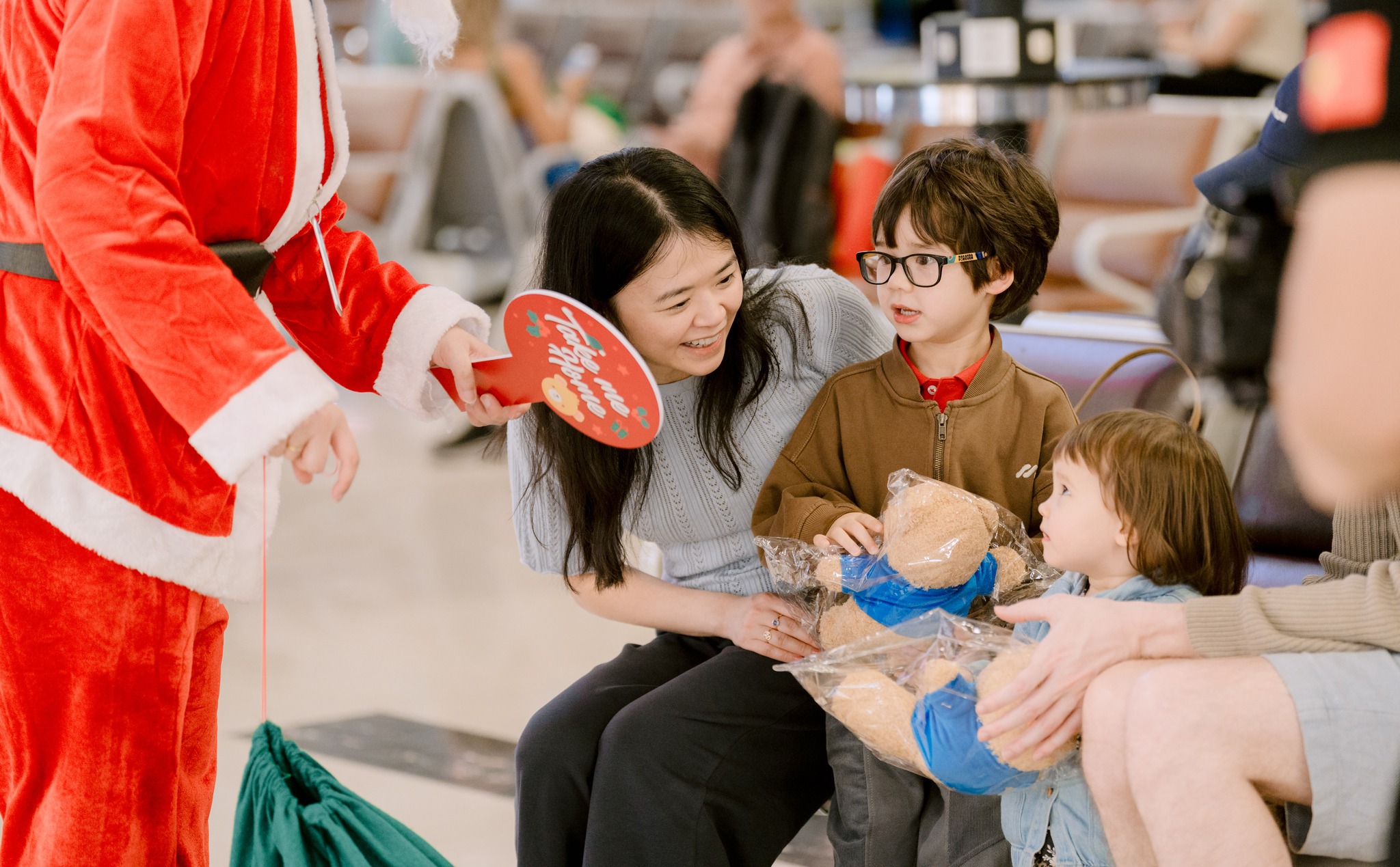 Những kiện h&agrave;ng đặc biệt xuất hiện tr&ecirc;n băng chuyền h&agrave;nh l&yacute; ở Nội B&agrave;i v&agrave;o Gi&aacute;ng sinh - Ảnh 3.