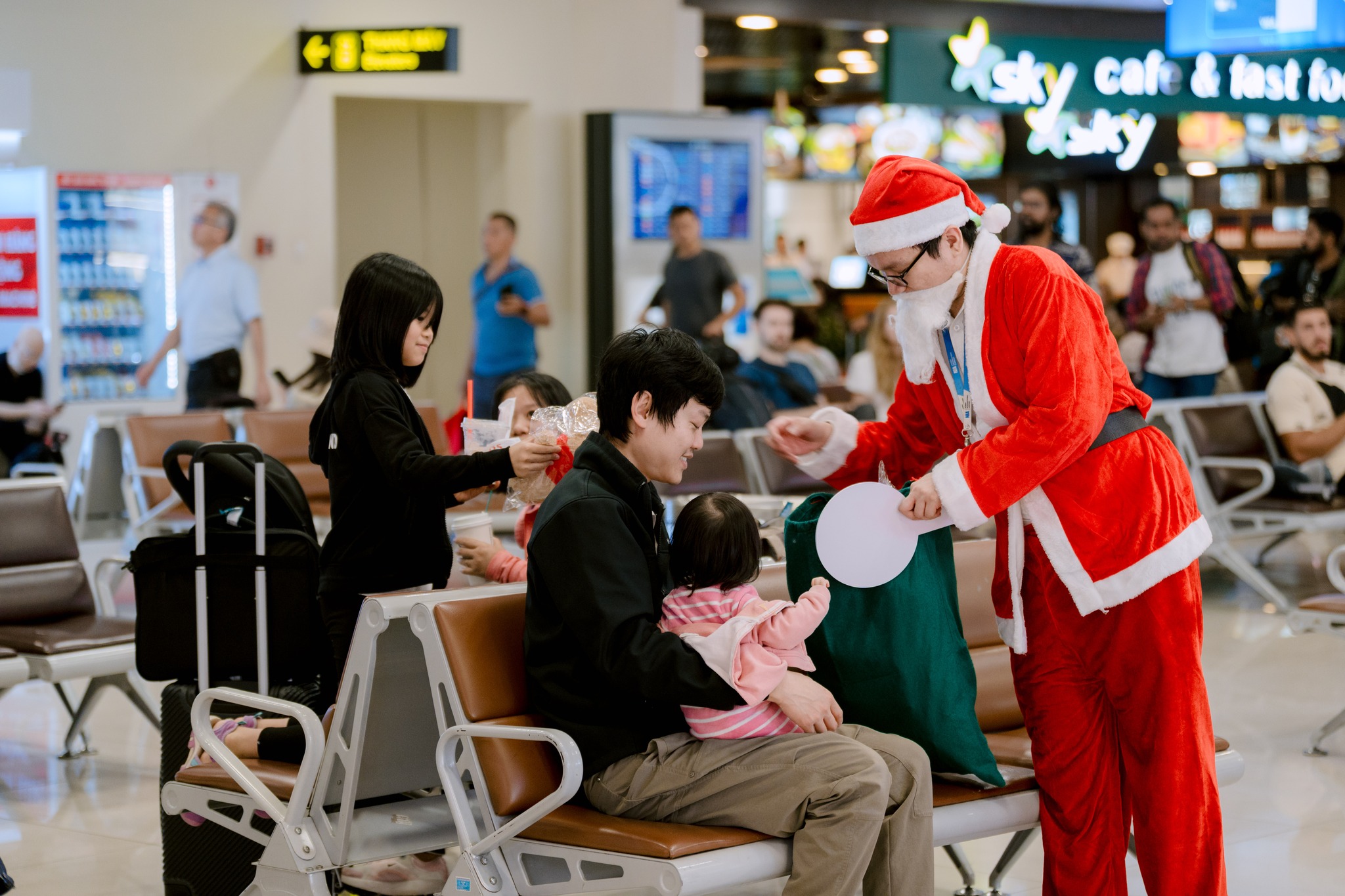 Những kiện h&agrave;ng đặc biệt xuất hiện tr&ecirc;n băng chuyền h&agrave;nh l&yacute; ở Nội B&agrave;i v&agrave;o Gi&aacute;ng sinh - Ảnh 5.