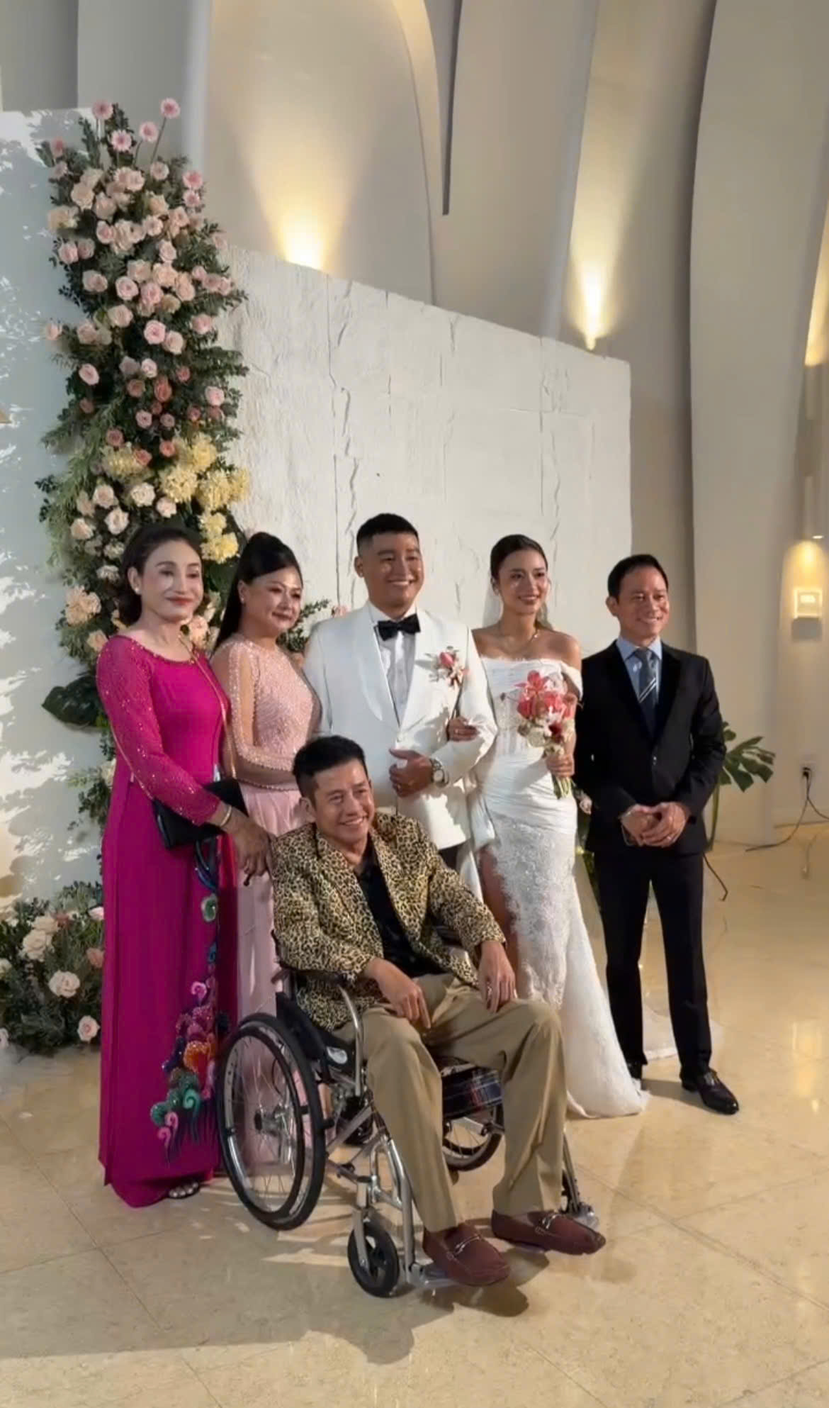 Nghệ sĩ hài Tấn Beo xúc động rơi nước mắt trong ngày cưới con trai - Ảnh 1.