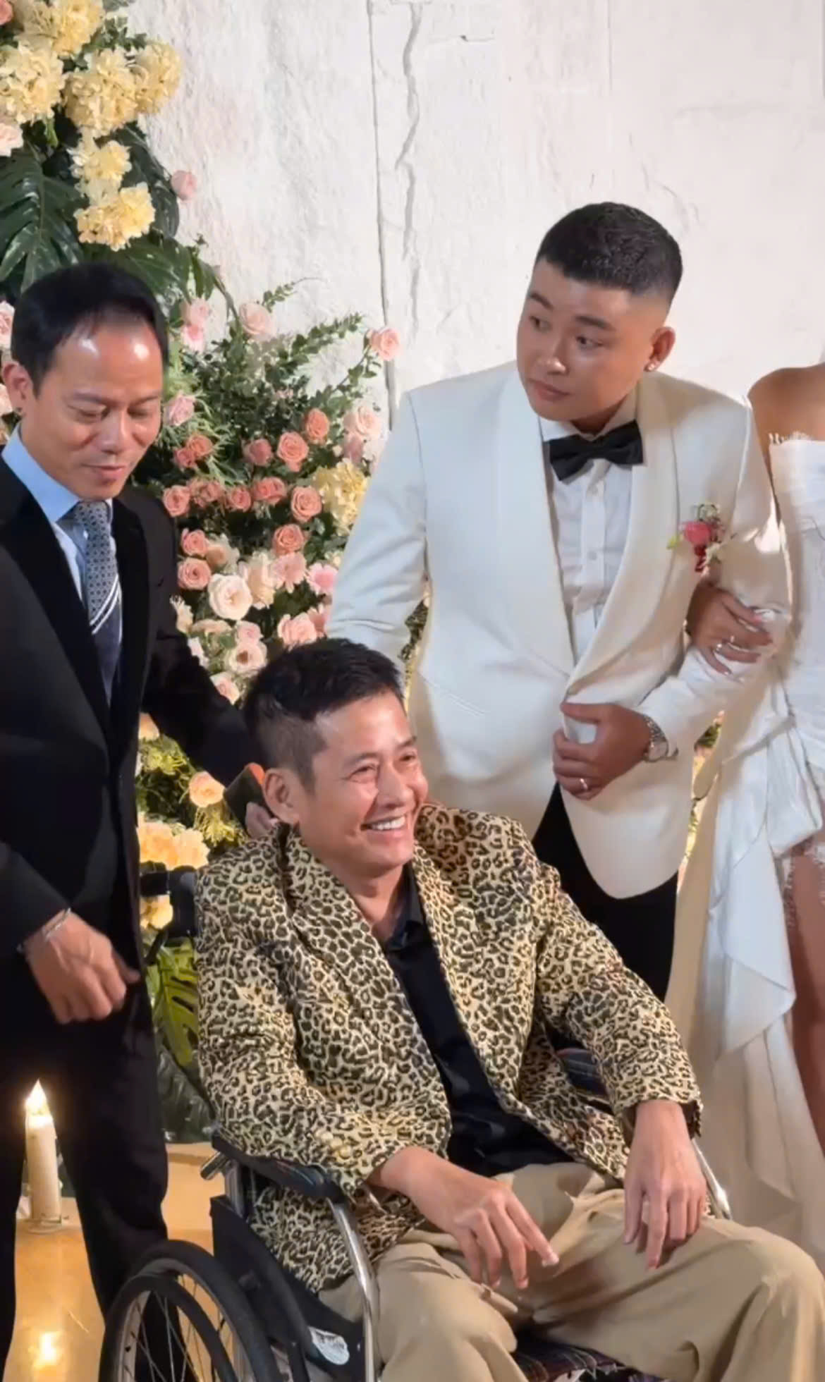 Nghệ sĩ hài Tấn Beo xúc động rơi nước mắt trong ngày cưới con trai - Ảnh 3.