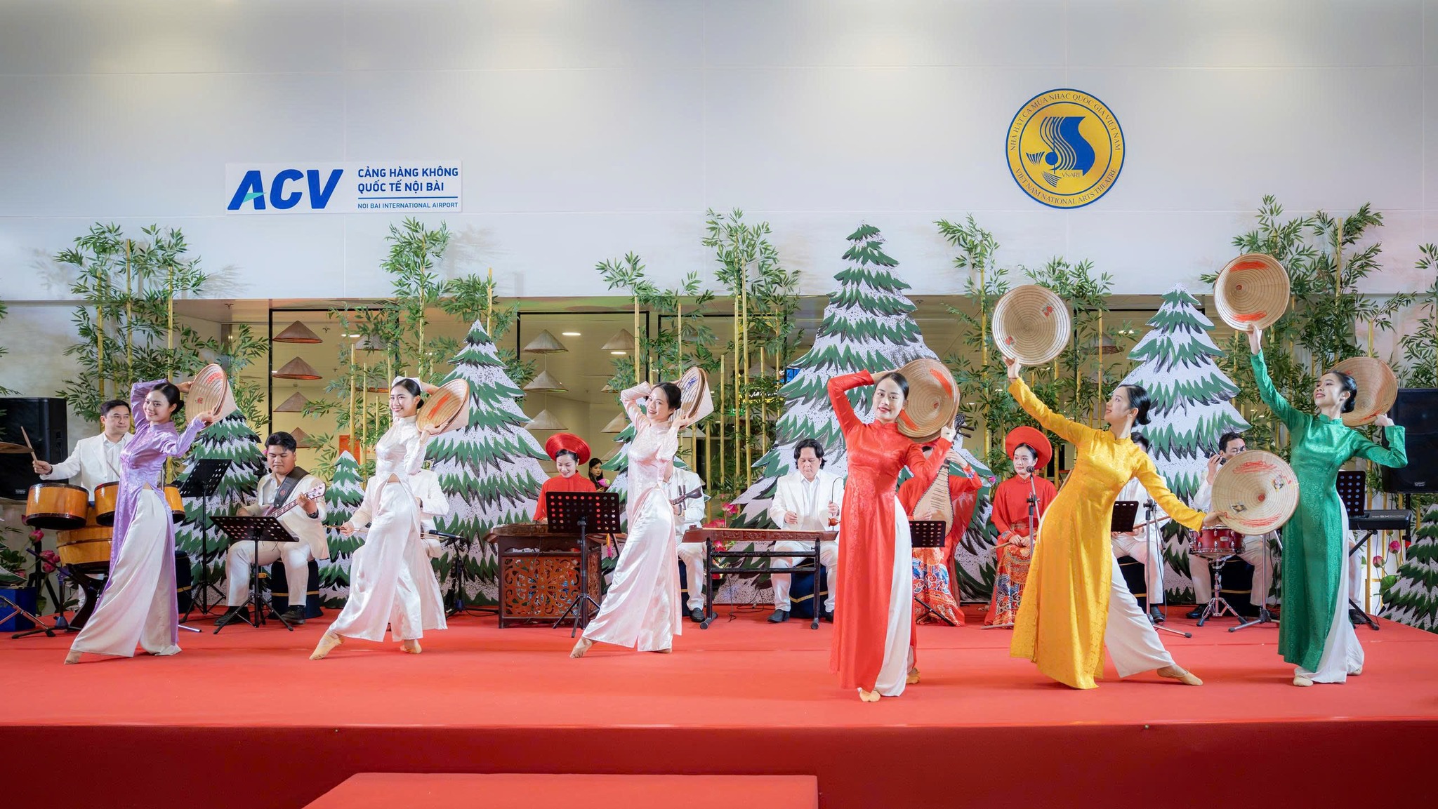 Những kiện h&agrave;ng đặc biệt xuất hiện tr&ecirc;n băng chuyền h&agrave;nh l&yacute; ở Nội B&agrave;i v&agrave;o Gi&aacute;ng sinh - Ảnh 6.