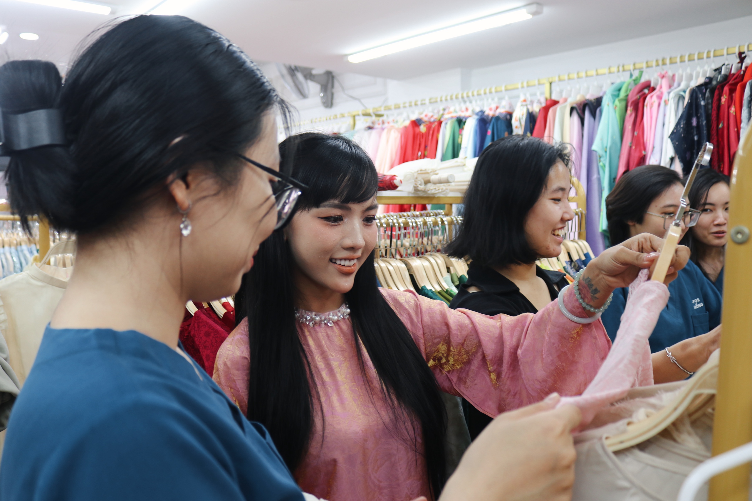 Thu nhập khủng từ cho thu&ecirc; &aacute;o d&agrave;i chụp ảnh Tết tại TP HCM - Ảnh 7.