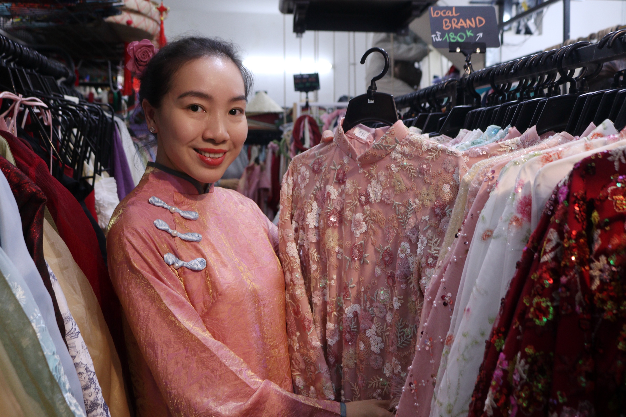 Thu nhập khủng từ cho thu&ecirc; &aacute;o d&agrave;i chụp ảnh Tết tại TP HCM - Ảnh 8.