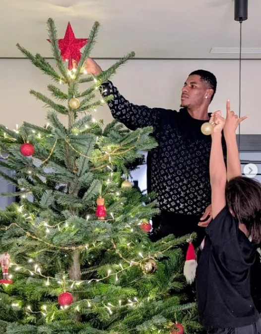 Chùm ảnh các ngôi sao bóng đá đón Giáng sinh 2025 - Ảnh 8.