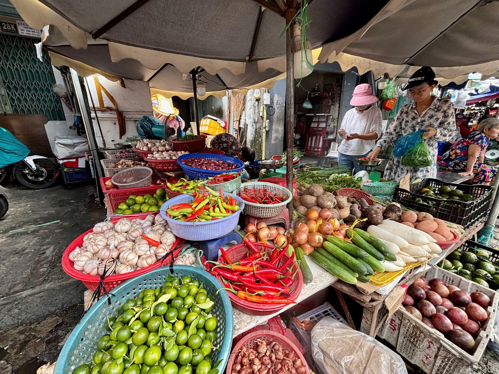 VIDEO: Giá ớt tại TPHCM biến động mạnh khi chợ lẻ bắt đầu hạ nhiệt, siêu thị neo ở mức cao - Ảnh 1.