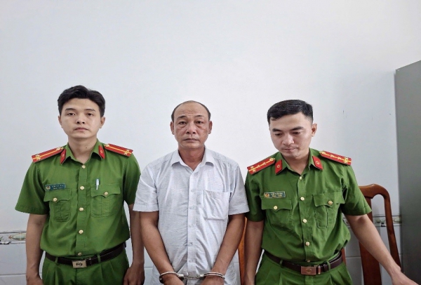 Bắt tạm giam đối tượng lừa đảo chiếm đoạt t&agrave;i sản - Ảnh 1.