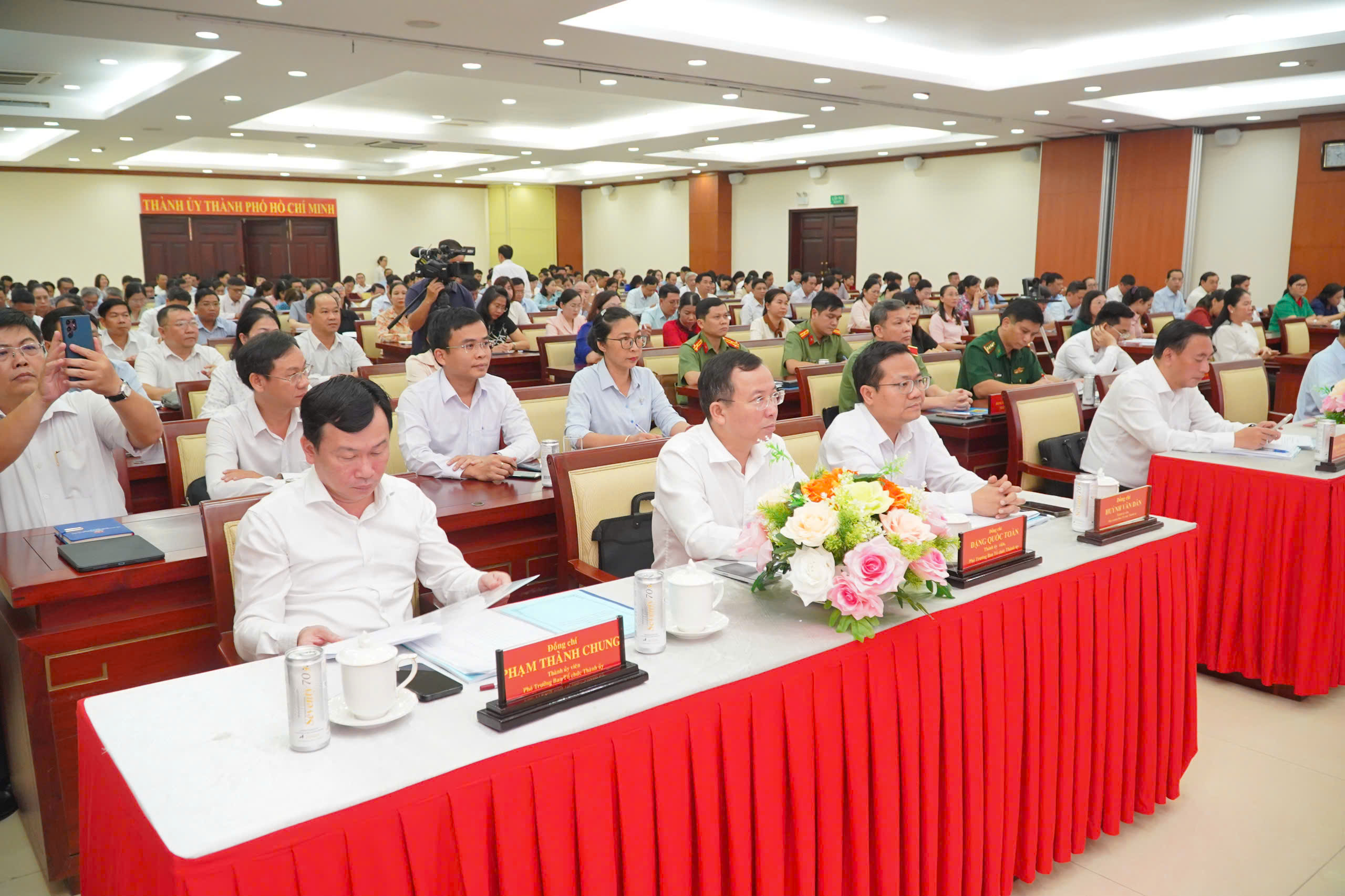 B&iacute; thư Th&agrave;nh ủy TPHCM: "L&agrave;m c&ocirc;ng t&aacute;c c&aacute;n bộ kh&oacute; lắm" - Ảnh 9.