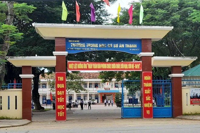 Kỷ luật phó hiệu trưởng yêu cầu học sinh quét rác giữa tiết học nắng nóng - Ảnh 1.