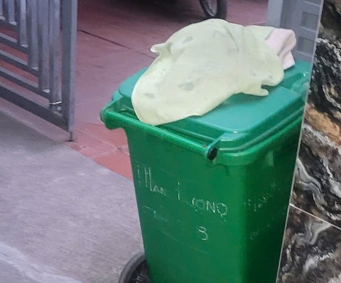 Phát hiện cháu bé sơ sinh tử vong trong thùng rác trước cổng nhà - Ảnh 1.