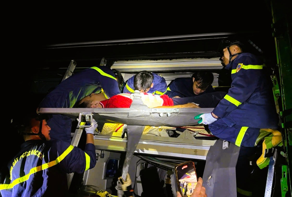 Cảnh sát 2 tỉnh hiệp đồng giải cứu 2 người mắc kẹt sau tai nạn trên cao tốc - Ảnh 1.