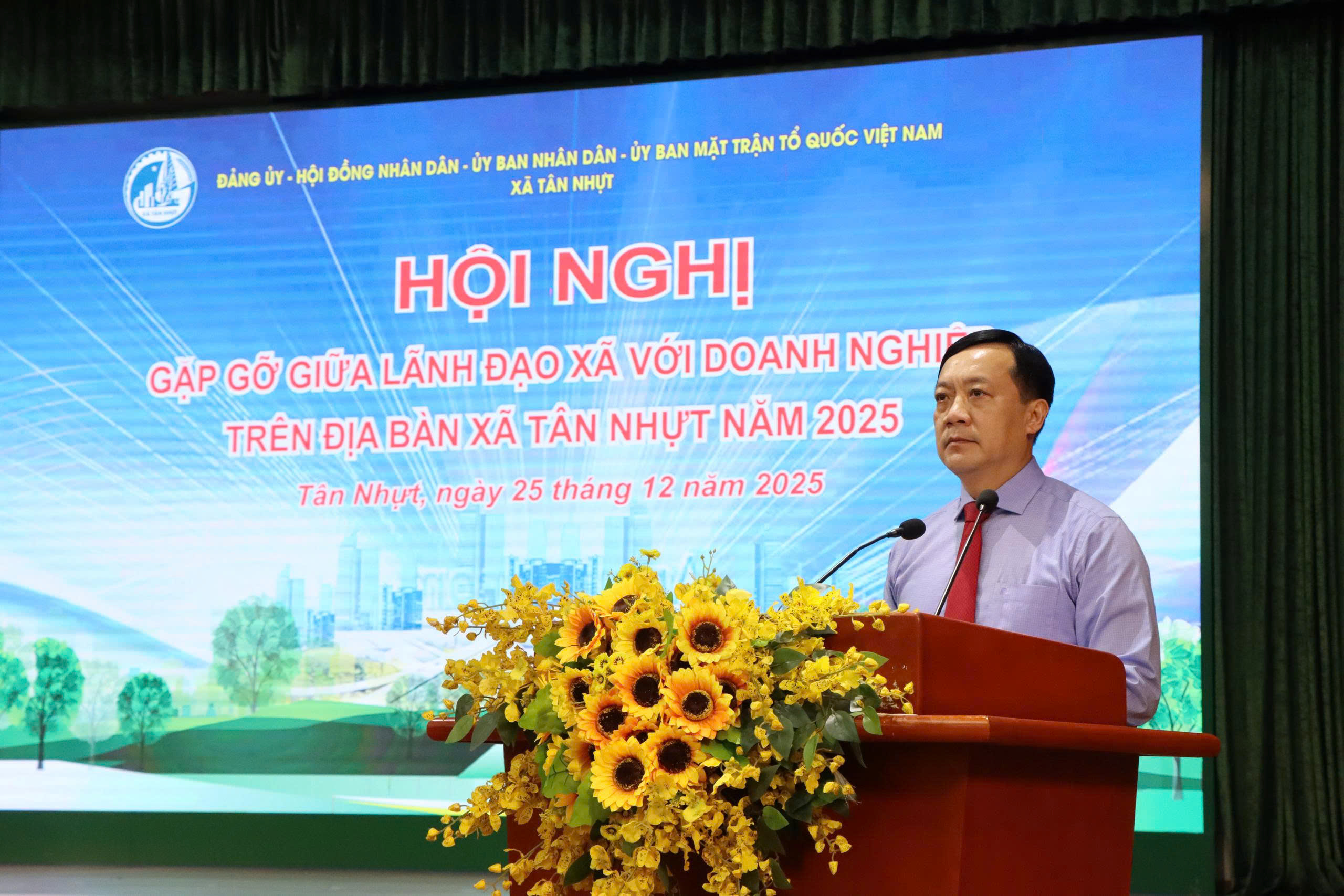 Bí thư xã Tân Nhựt cam kết hỗ trợ doanh nghiệp vượt rào cản pháp lý - Ảnh 2.