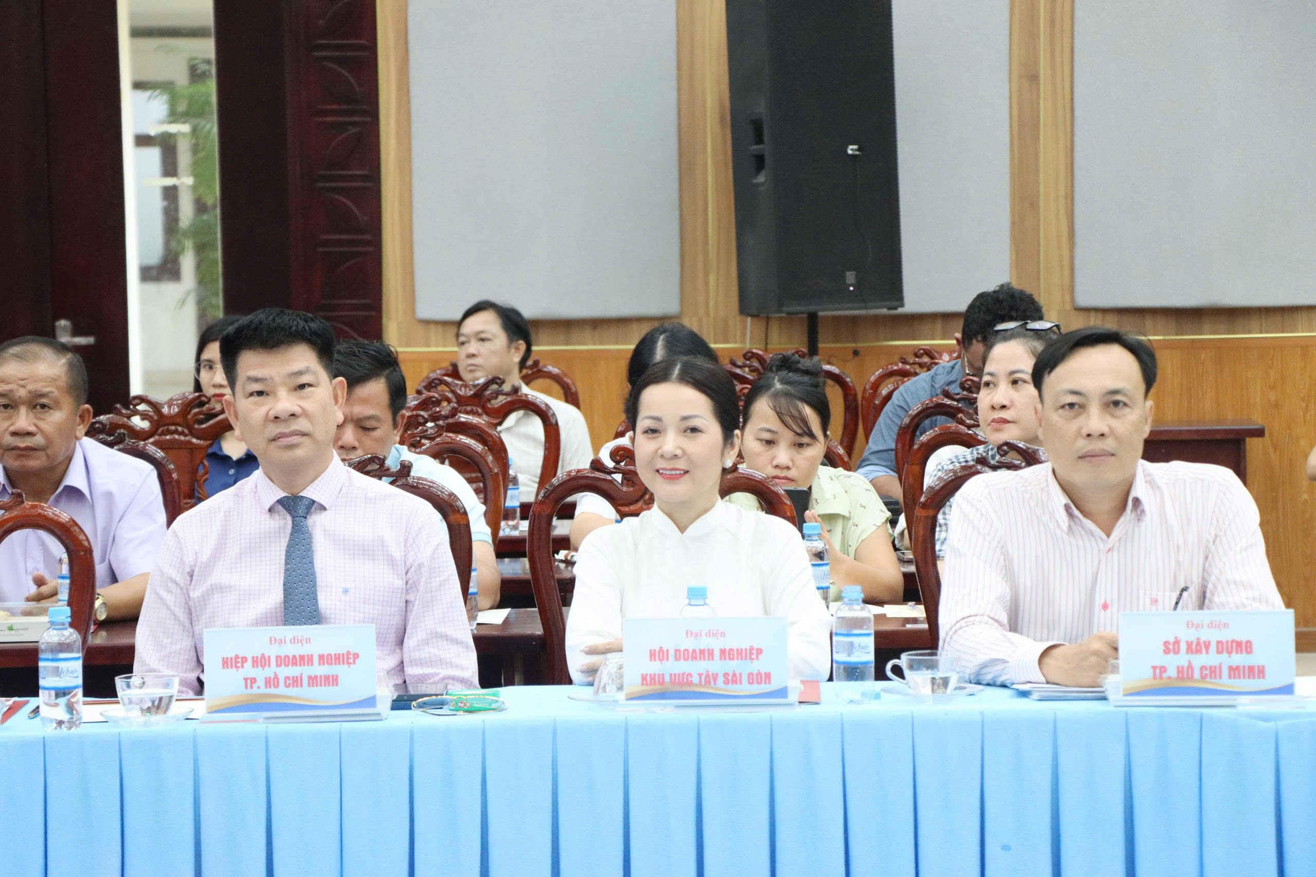 Bí thư xã Tân Nhựt cam kết hỗ trợ doanh nghiệp vượt rào cản pháp lý - Ảnh 3.