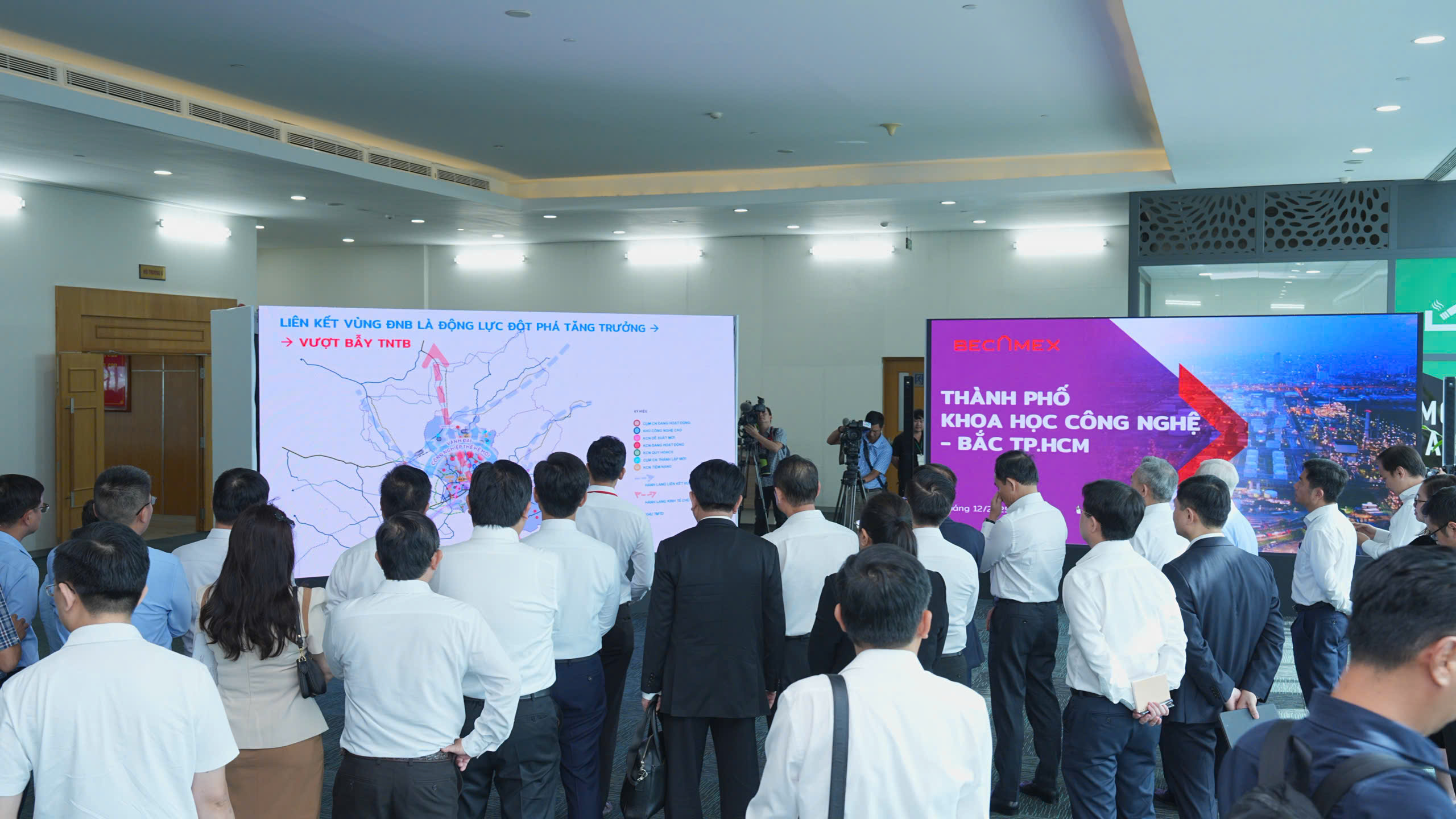 B&iacute; thư Trần Lưu Quang khảo s&aacute;t Trung t&acirc;m khoa học c&ocirc;ng nghệ tại B&igrave;nh Dương - Ảnh 2.