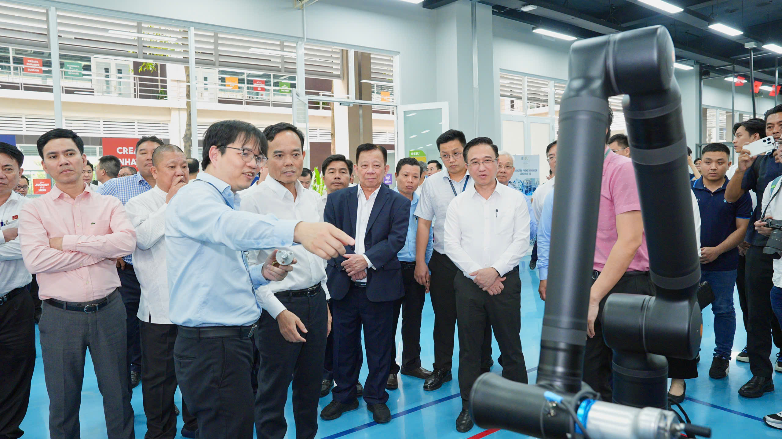 B&iacute; thư Trần Lưu Quang khảo s&aacute;t Trung t&acirc;m khoa học c&ocirc;ng nghệ tại B&igrave;nh Dương - Ảnh 4.